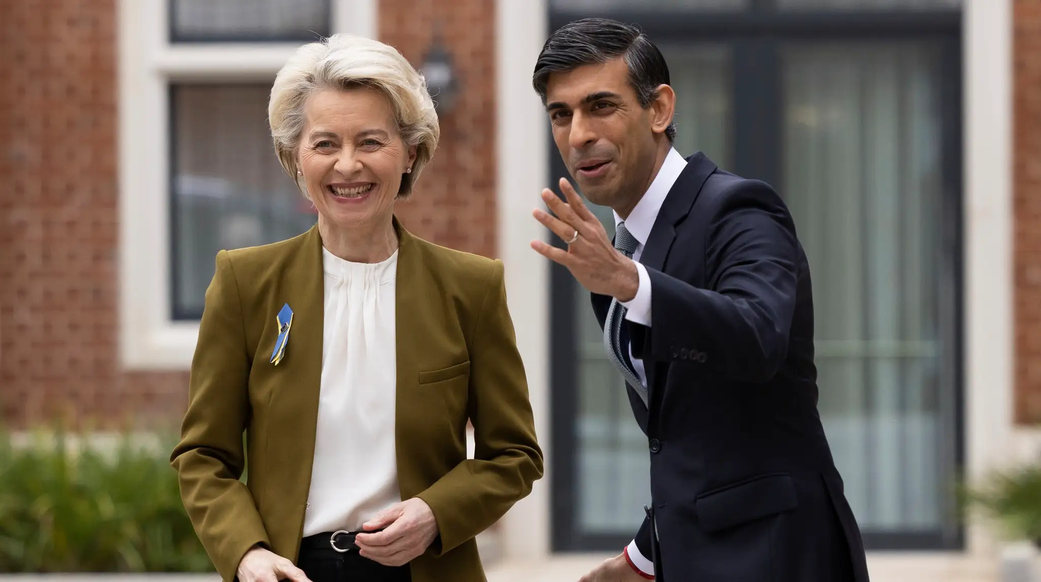 Britský premiér Rishi Sunak (vpravo) a predsedníčka Európskej komisie Ursula von der Leyenová pózujú počas stretnutia vo Windsore.