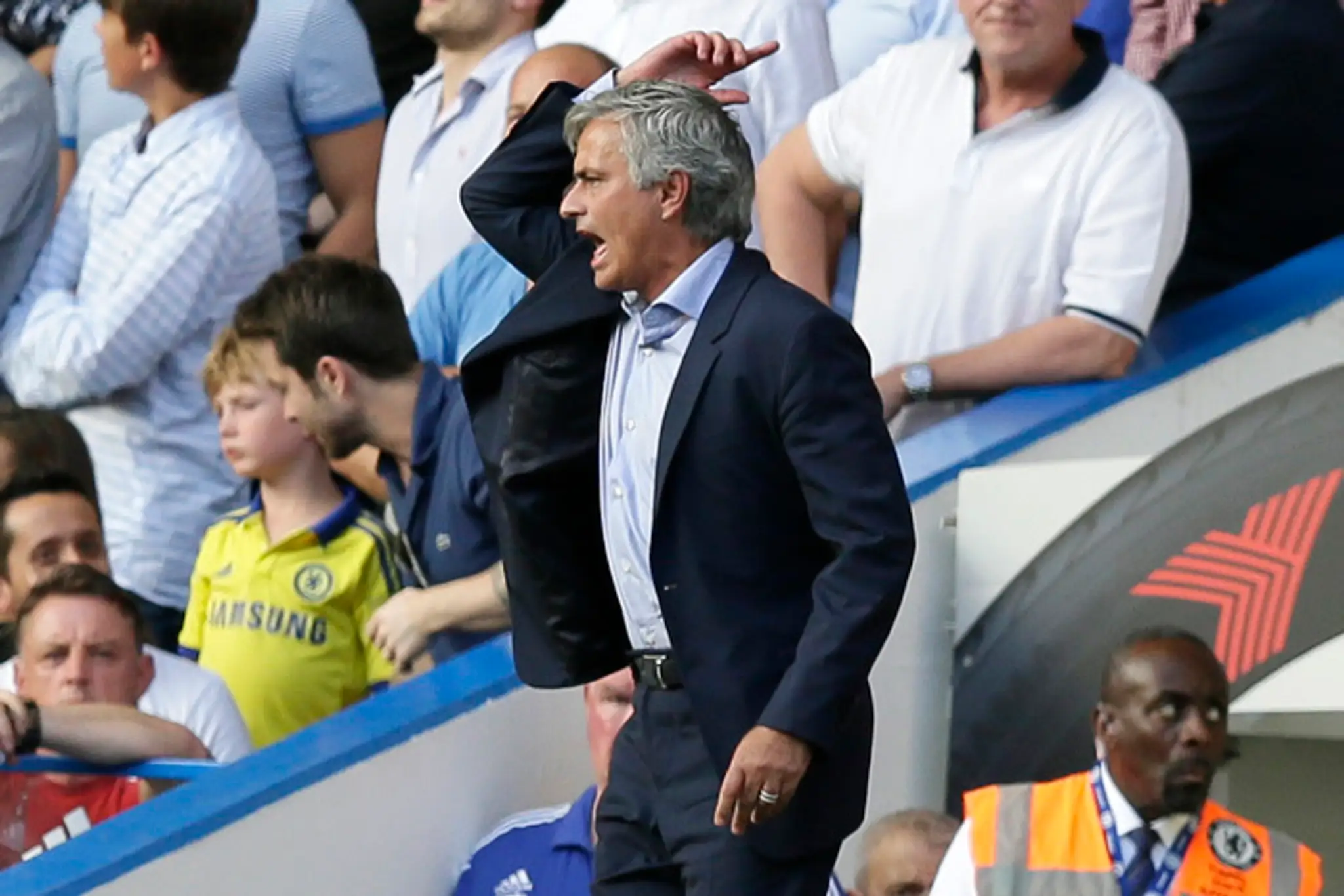 Nahnevaný portugalský tréner Chelsea José Mourinho.