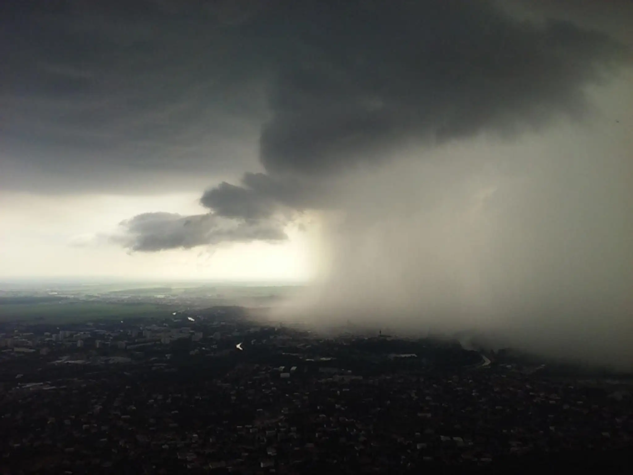 Pohľad na Nitru počas búrky.