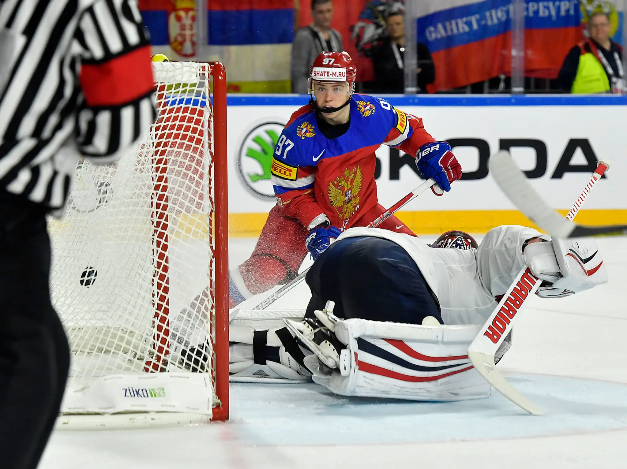 Rus Nikita Gusev dáva gól do americkej bránky v zápase MS 2017.