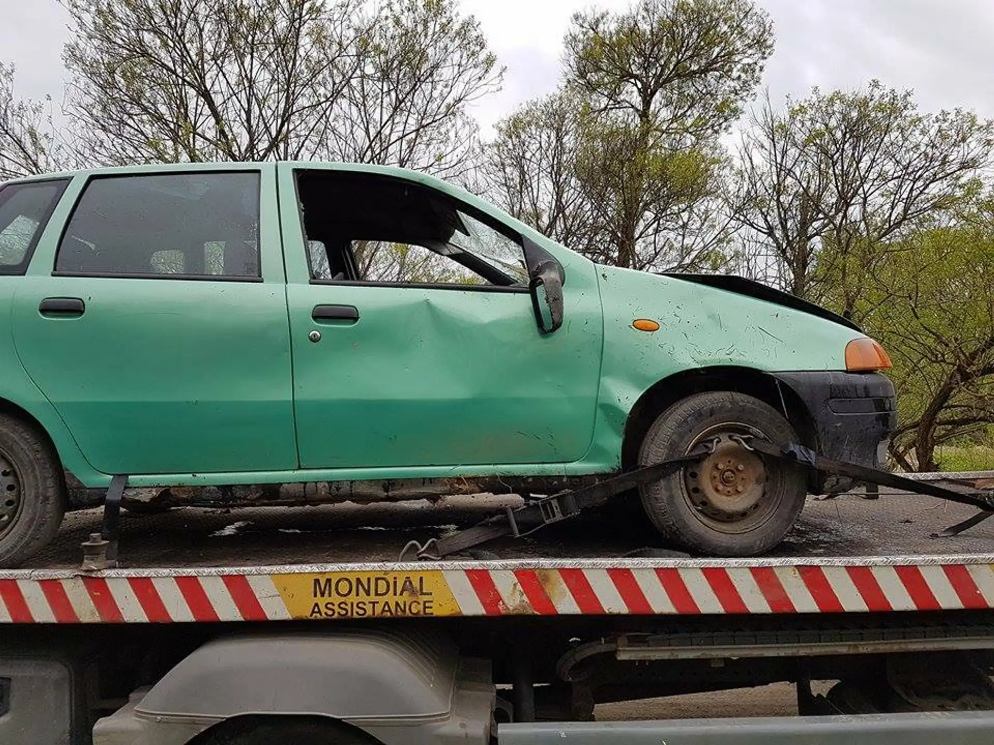 Auto pochovalo dvoch ľudí.