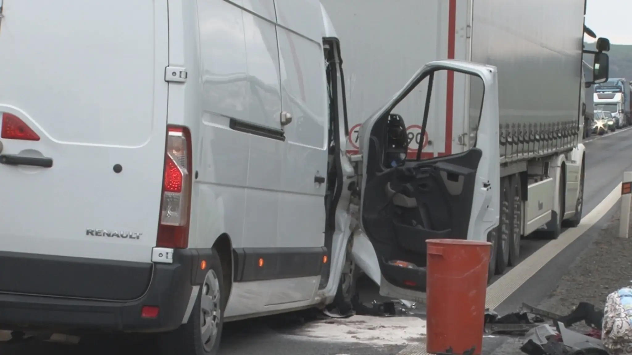Vážna nehoda kamióna a dodávky odstavila hlavný ťah na Poľsko. 