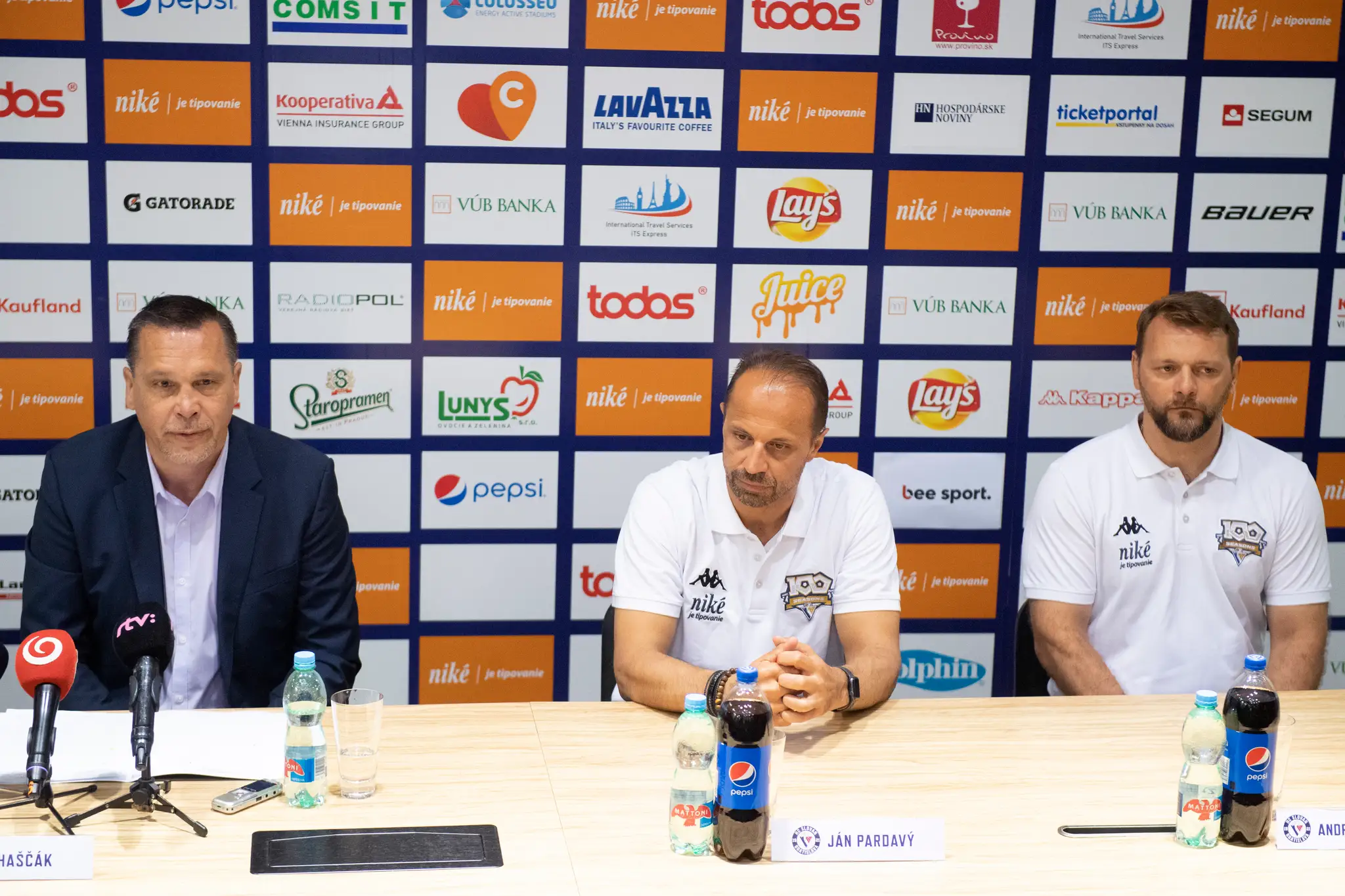Zľava športový riaditeľ HC Slovan Bratislava Oto Haščák, tréner tímu Ján Pardavý a asistent trénera Andrej Podkonický.