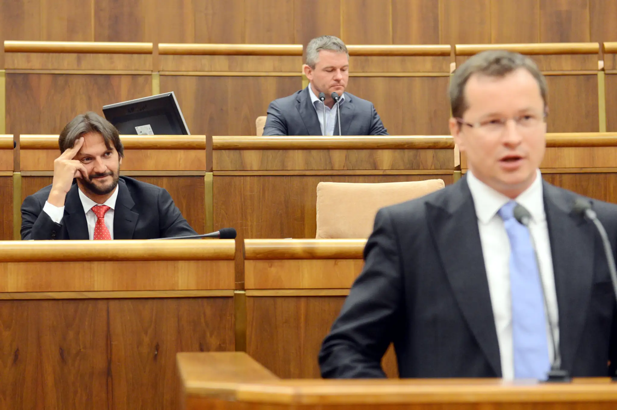 Ministri sa v parlamente pri otázkach poriadne zapotili