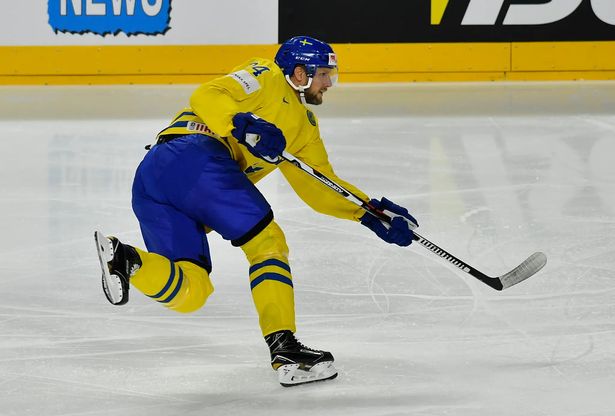 Alexander Edler zo Švédska strieľa na fínsku bránku v semifinále MS 2017.