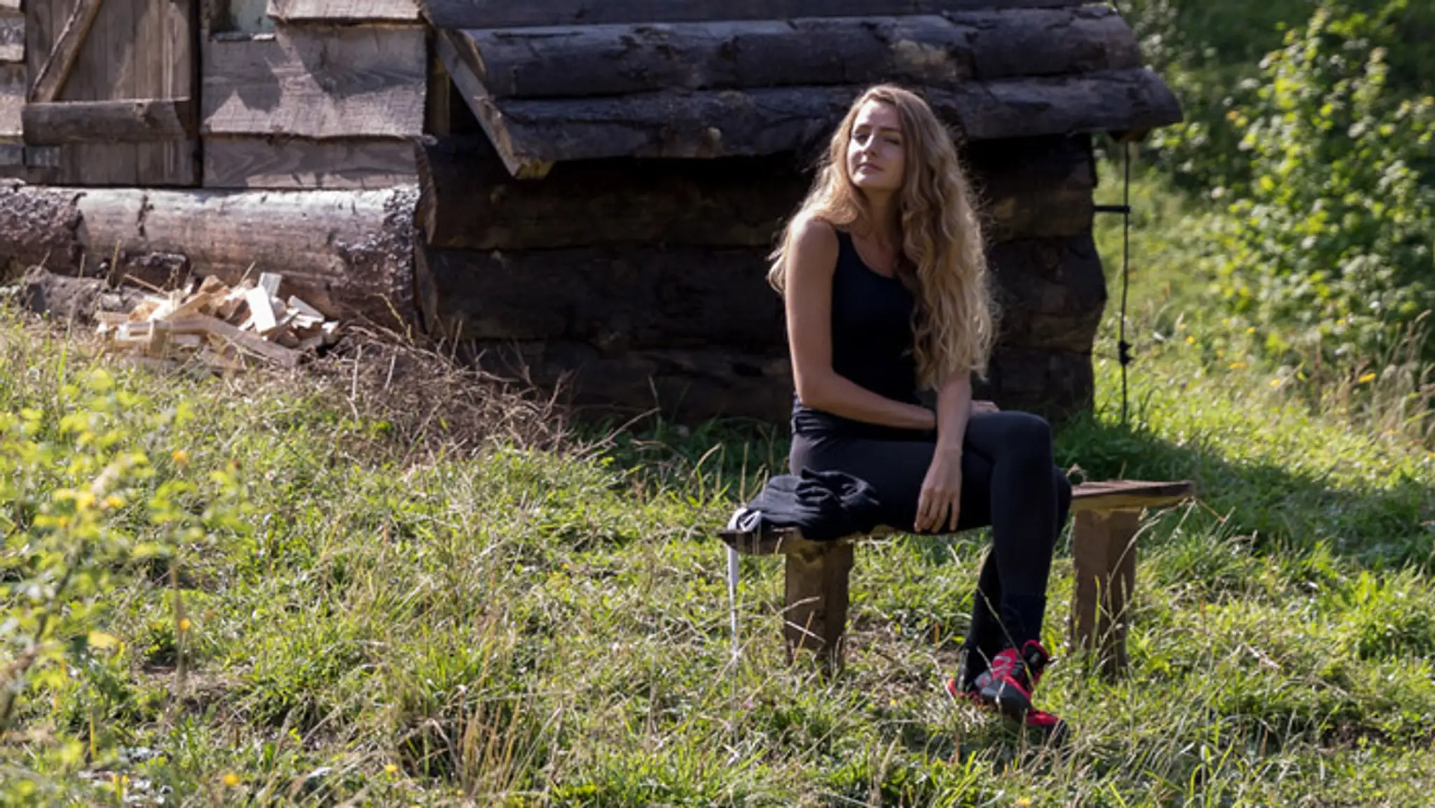 Ivana pred duelantskou chatkou
