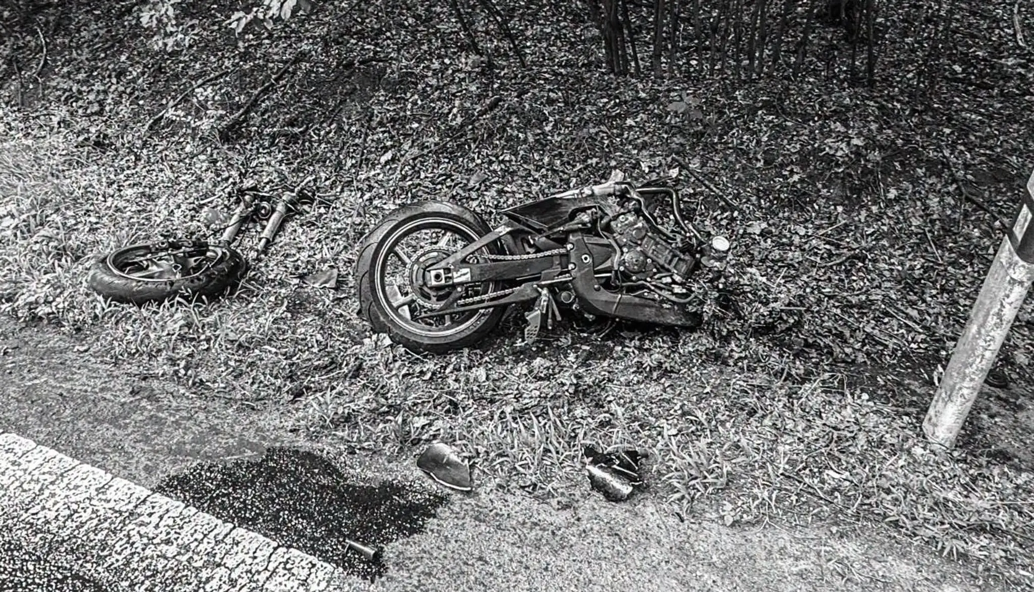 Na snímke havarovaná motorka po čelnej zrážke s osobným auto,.