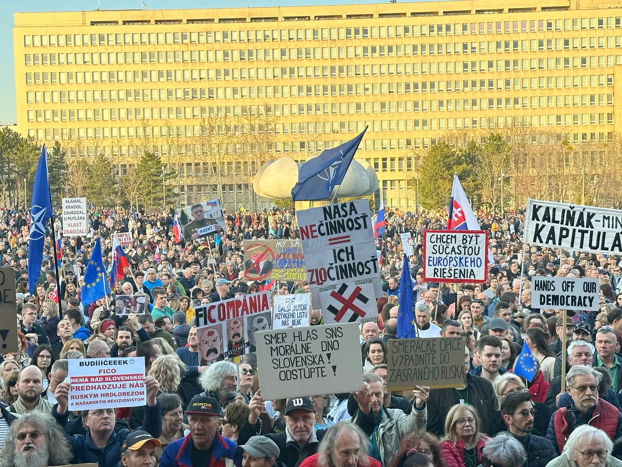 Ľudia na proteste Slovensko je Európa