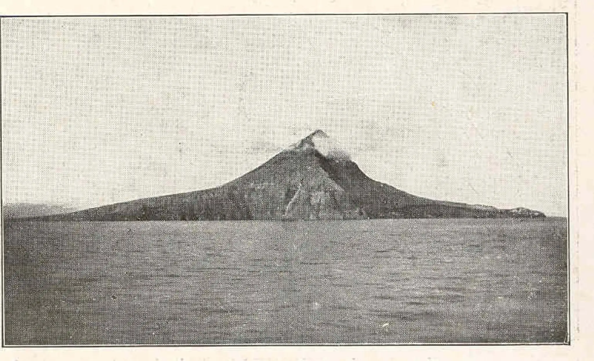 Sopka Krakatoa pred výbuchom.