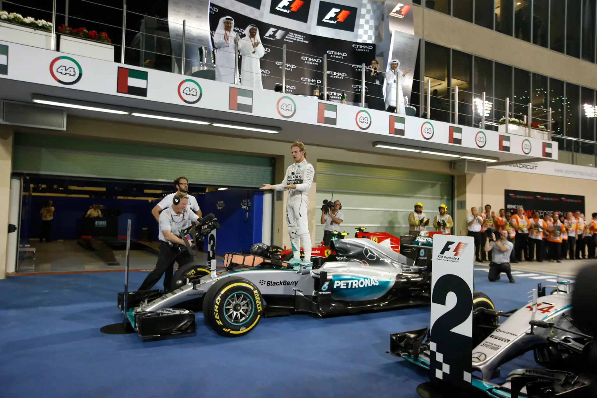 Nemecký pilot tímu Mercedes GP Nico Rosberg sa teší po triumfe na Veľkej cene F1 SAE na okruhu Yas Marina.