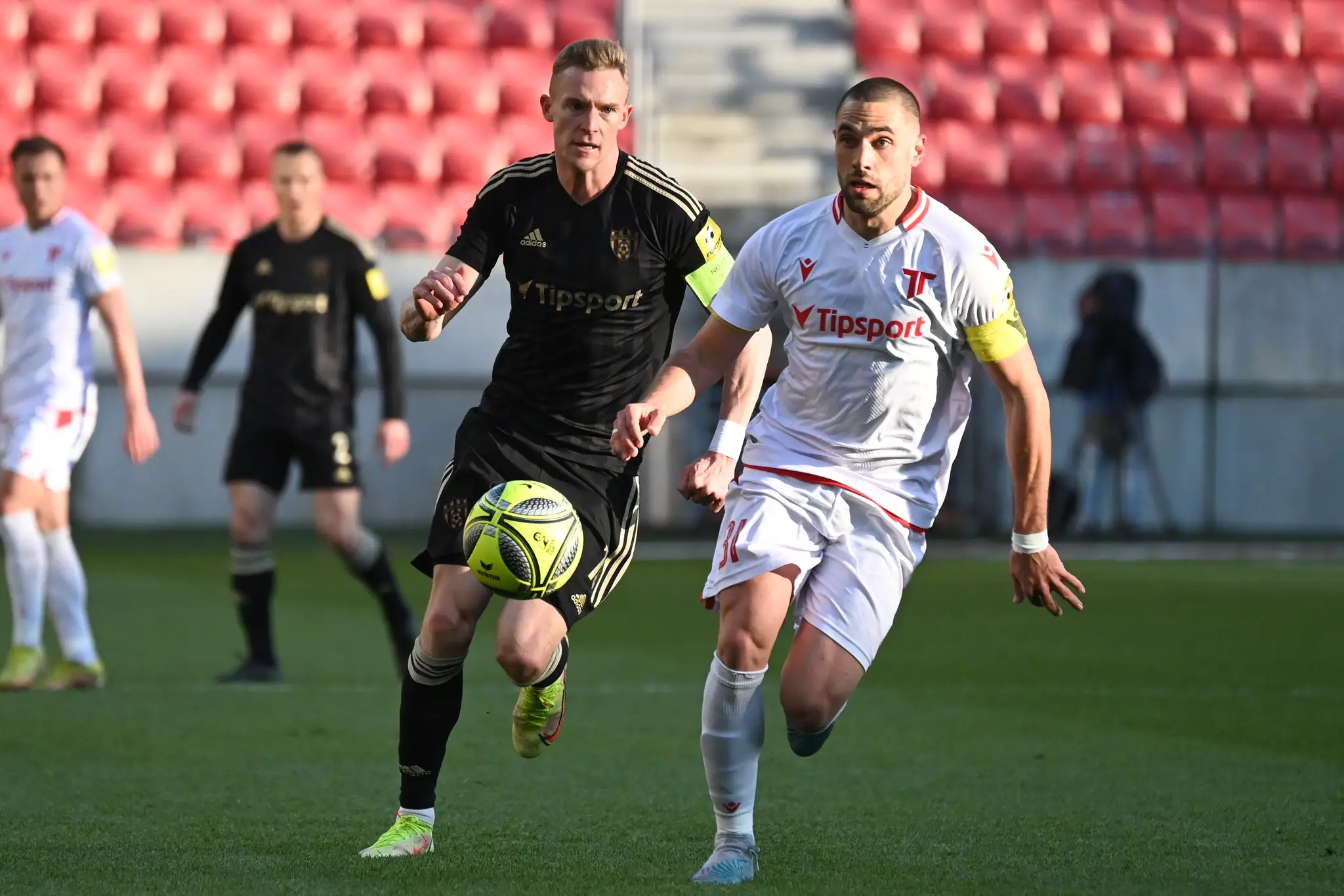 Kapitán Trenčína Filip Bainovič v odvete semifinále Slovnaft Cup-u medzi FC Spartak Trnava - AS Trenčín