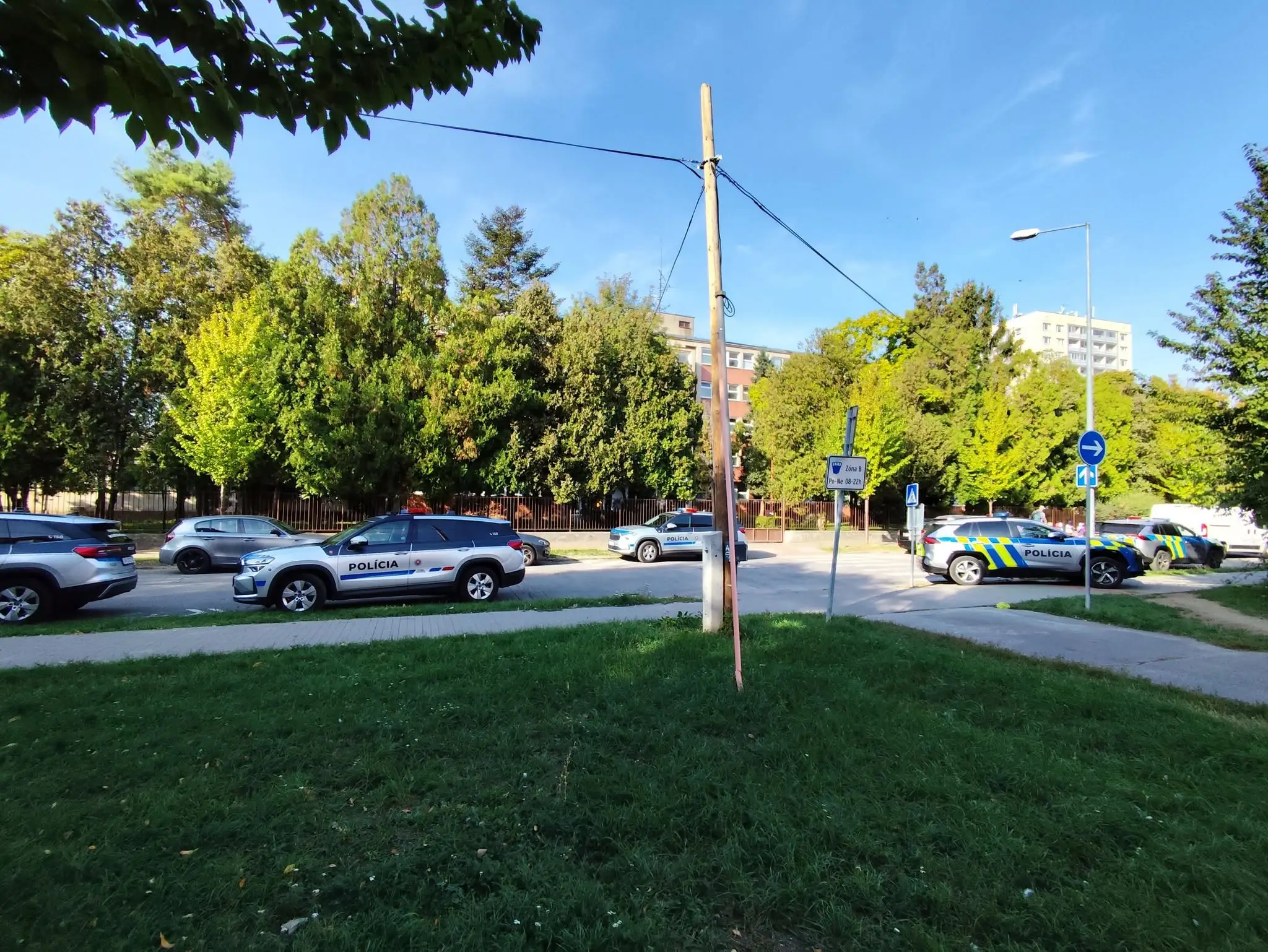 Policajti pred školou v Trnave.