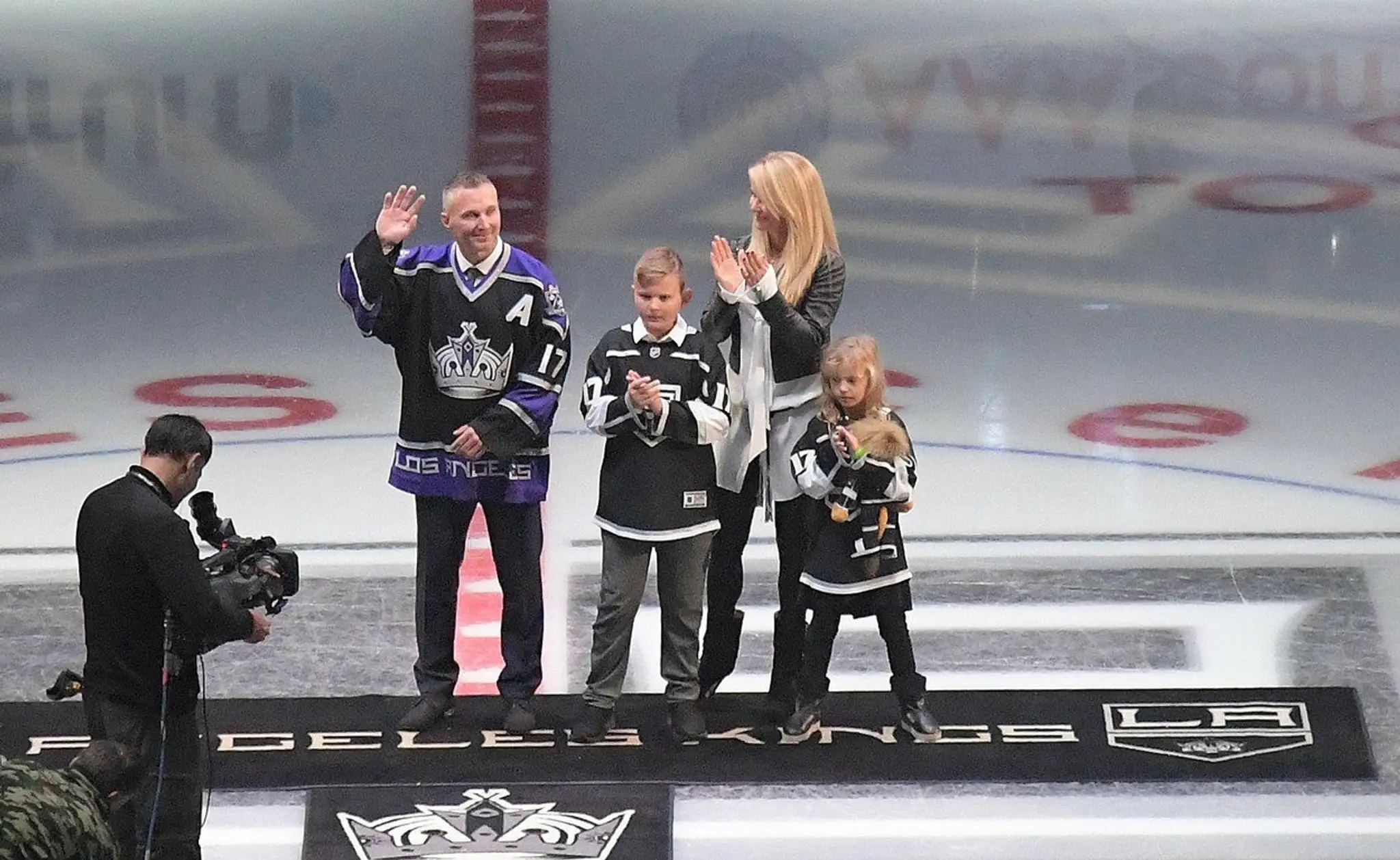 Ľubomír Višňovský s rodinou na ľade arény Staples Center.