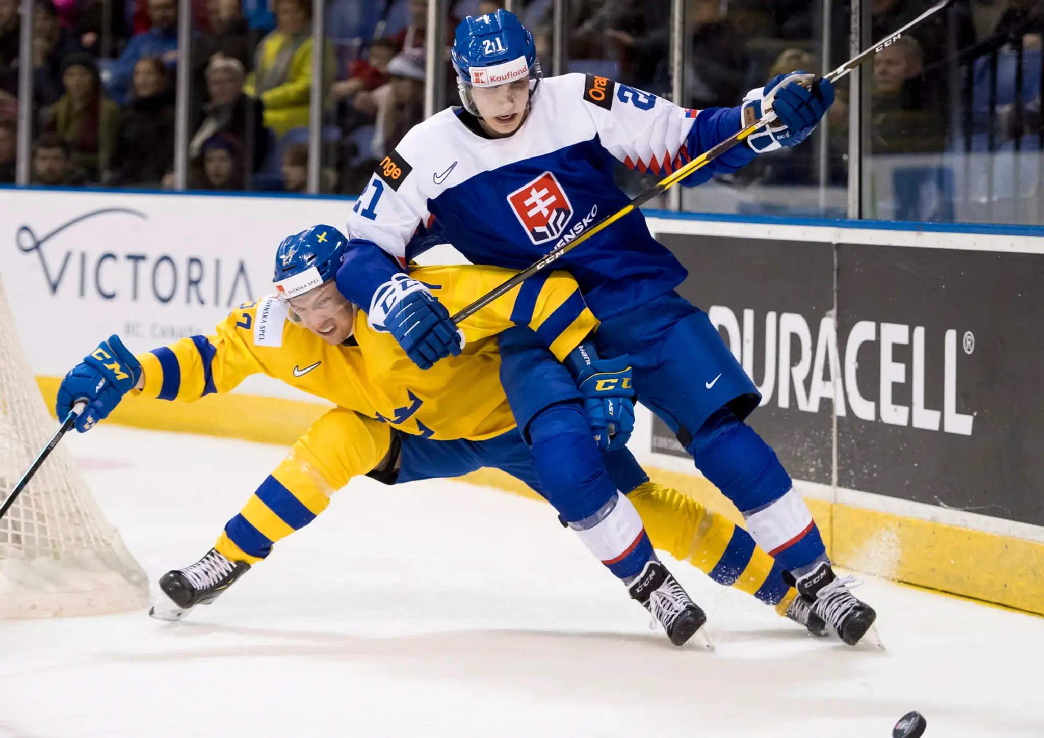Zľava Švéd Erik Brannstrom a Martin Pospíšil v dueli na MS do 20 rokov.