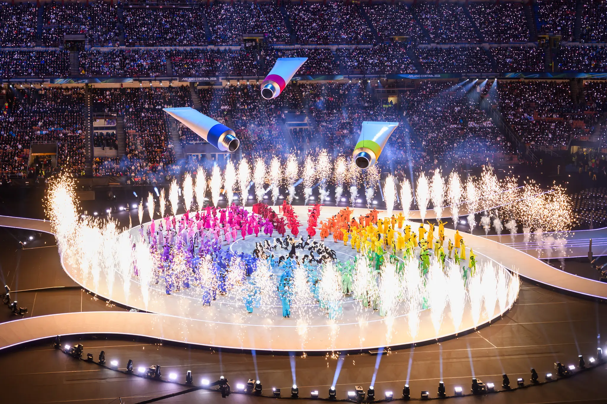 Taliansko ZOH26 Miláno Cortina otvárací ceremoniál Atmosféra otváracieho ceremoniálu XXV. zimných olympijských hier Miláno-Cortina 2026 na štadióne San Siro v Miláne Na snímke vystúpenie počas otváracieho ceremoniálu.