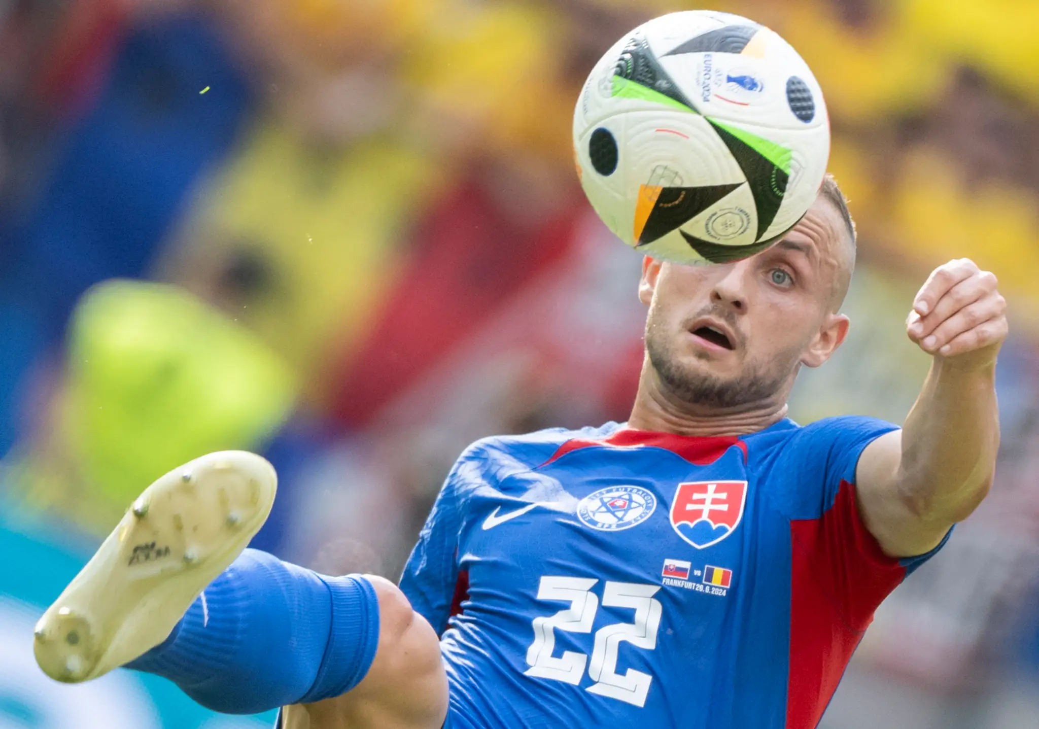 Stanislav Lobotka v dueli proti Rumunsku na ME 2024.