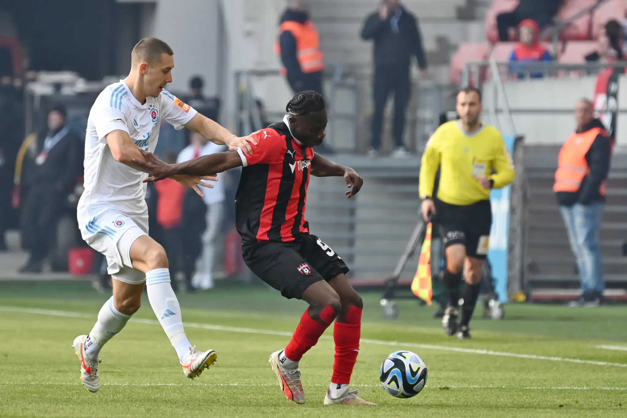 Vpravo hráč Spartaka Kelvin Ofori a hráč Slovana Filip Lichý v 6. kole nadstavbovej časti Niké ligy skupiny o titul.