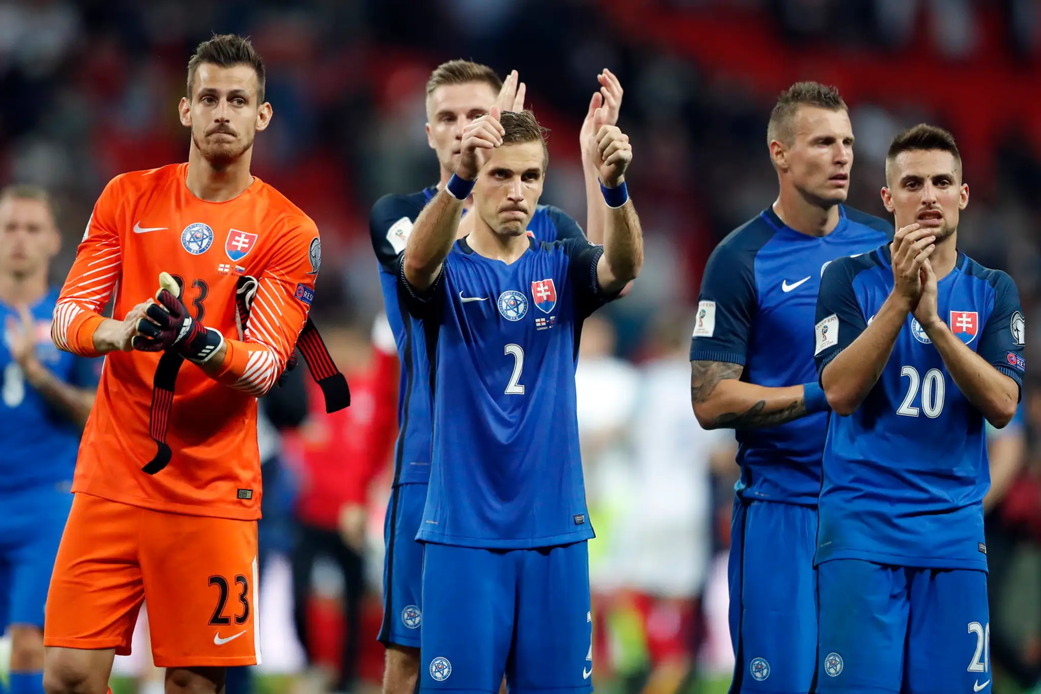 Slovenskí futbalisti ďakujú priaznivcom za podporu počas neúspešného kvalifikačného zápasu v Anglicku.
