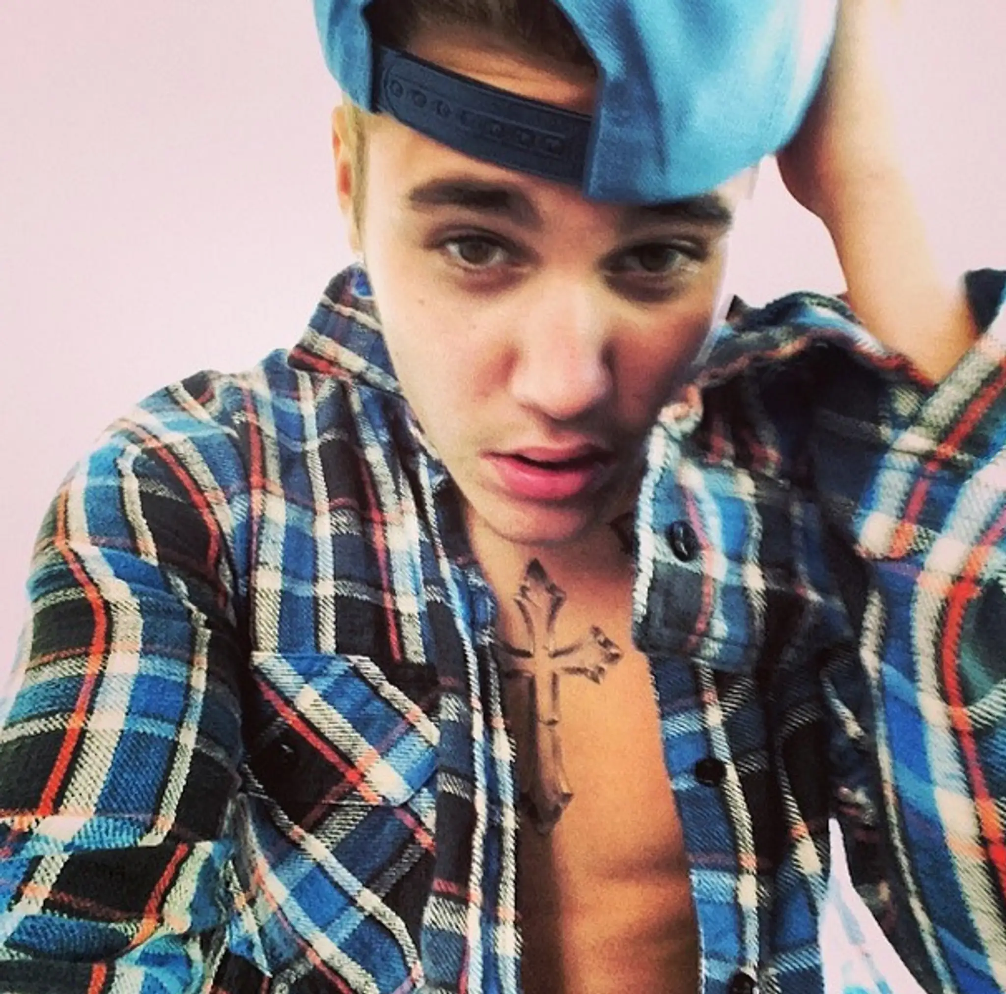 Justin Bieber sa pred pár dňami pochválil novým tetovaním na hrudi. 