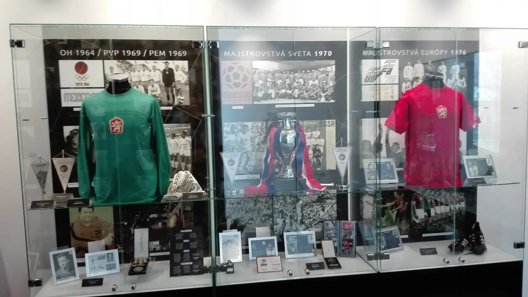 Futbalové artefakty z československej éry.