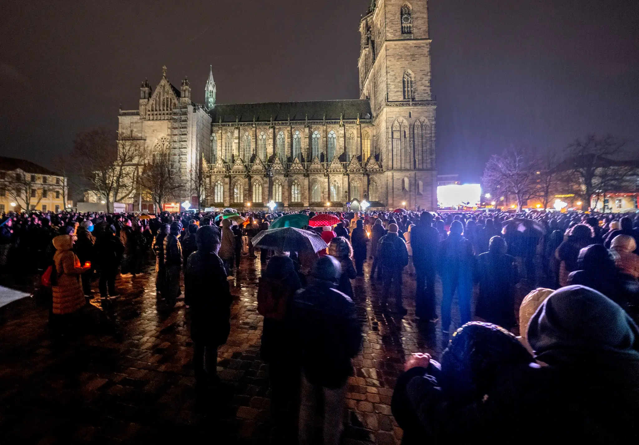 Spomienková slávnosť pri katedrále v Magdeburgu na počesť obetiam nešťastia na vianočných trhoch.