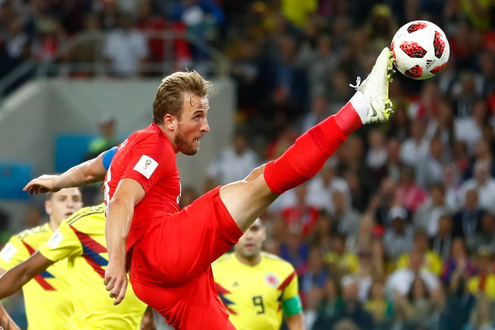 Angličan Harry Kane sa snaží spracovať loptu v osemfinále MS 2018 proti Kolumbii.