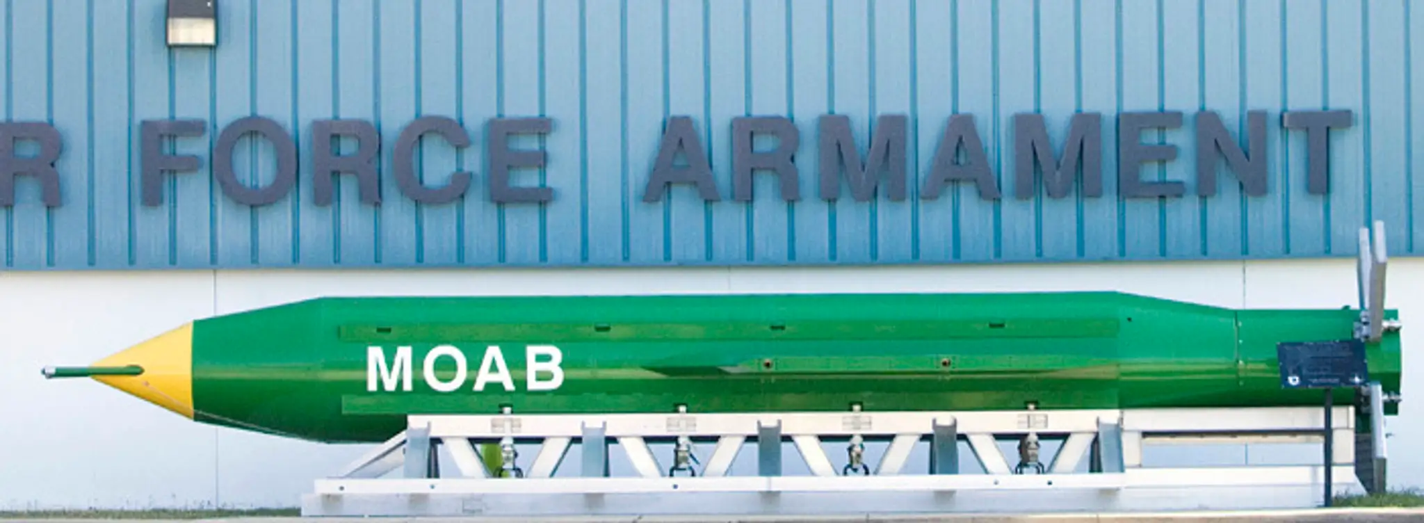 Na archívnej snímke z roku 2004 z vojenskej základne Eglin je bomba GBU 43/3 MOAB.