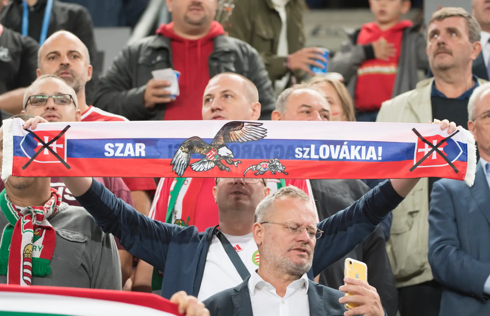 Slovenskí reprezentanti oslavujú gól v kvalifikácii ME 2020 na pôde Maďarska.