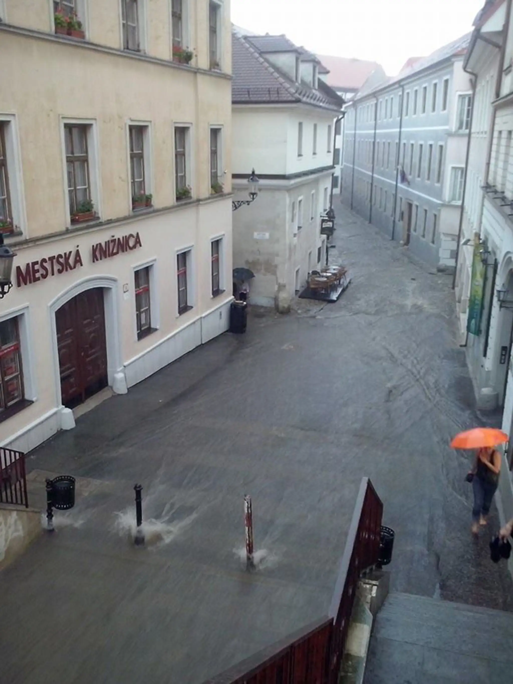 Po búrke na bratislavských Klariskách