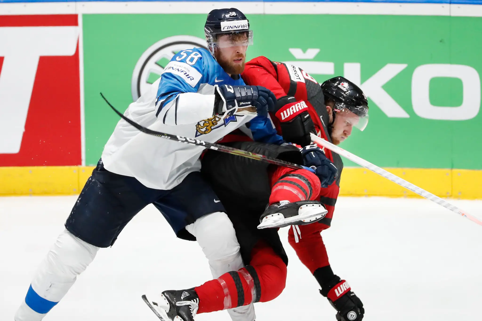 Zľava Fíni Veli-Matti Savinainen, Marko Anttila a Jere Sallinen oslavujú gól vo finále MS 2019 proti Kanade.