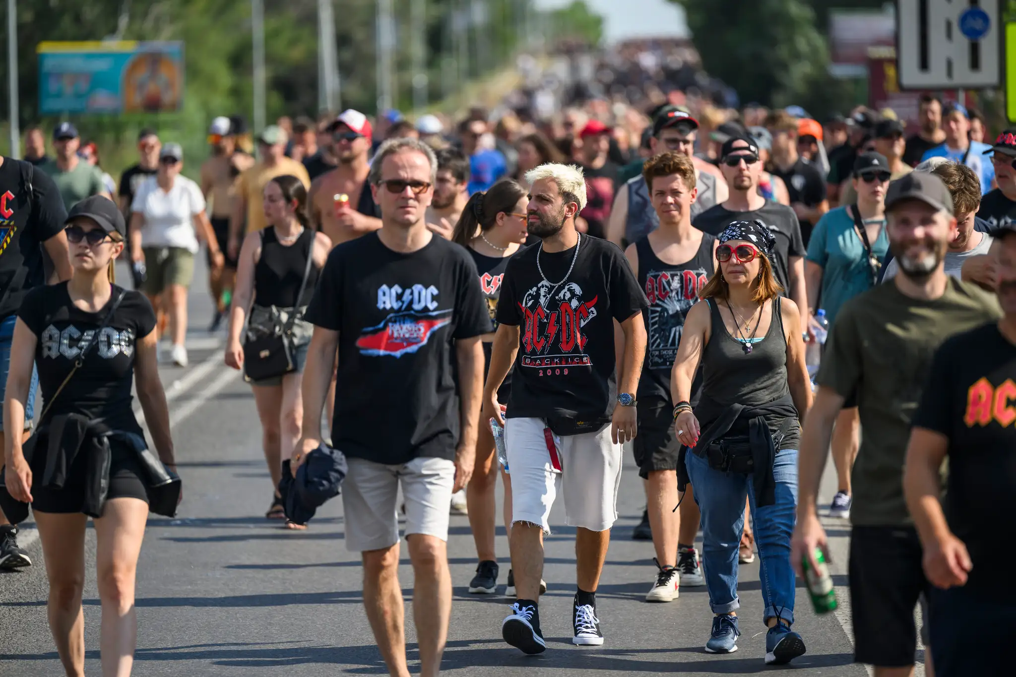 Fanúšikovia počas príchodu na koncert AC/DC.