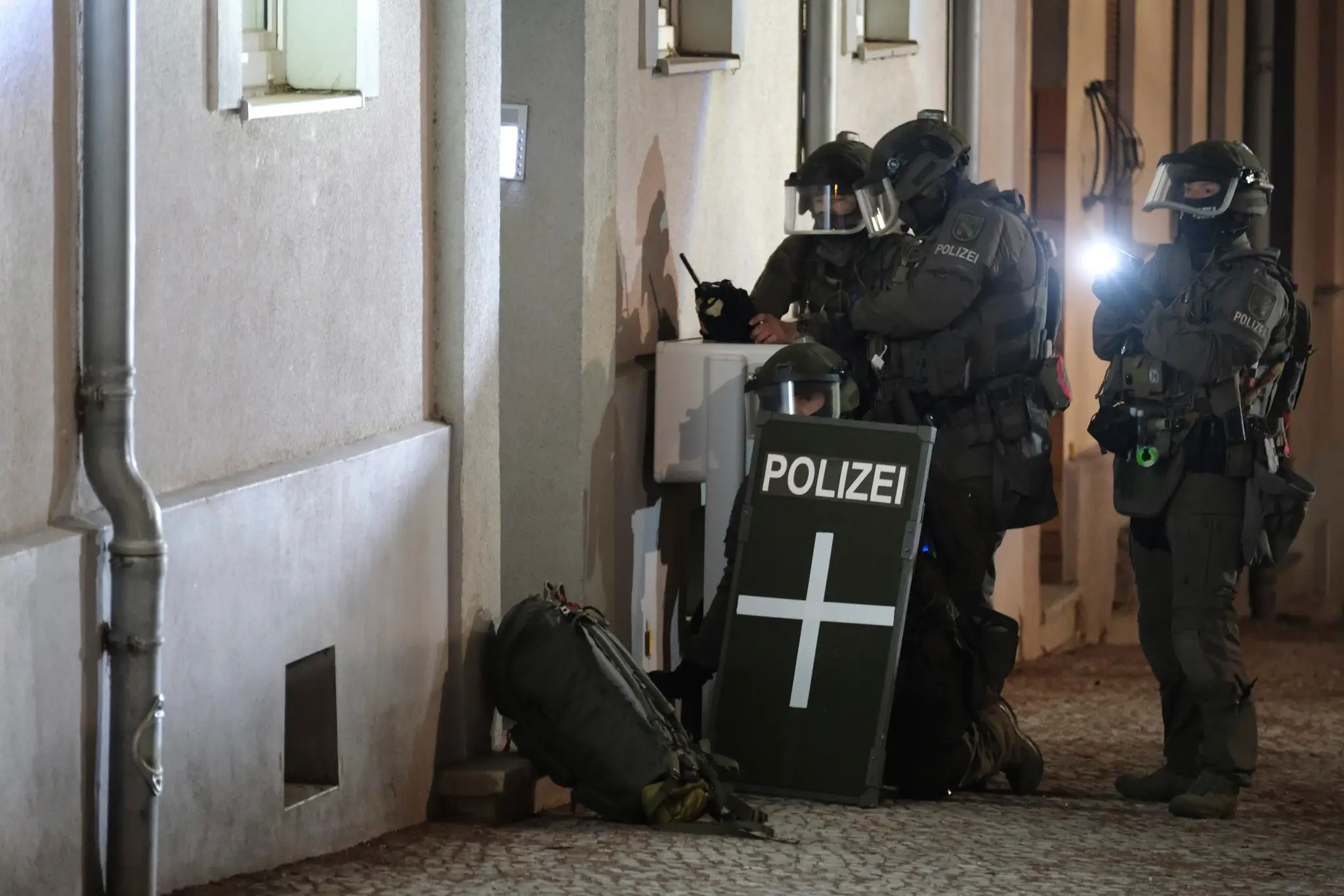Polícia pred obytným domom podozrivého z útoku