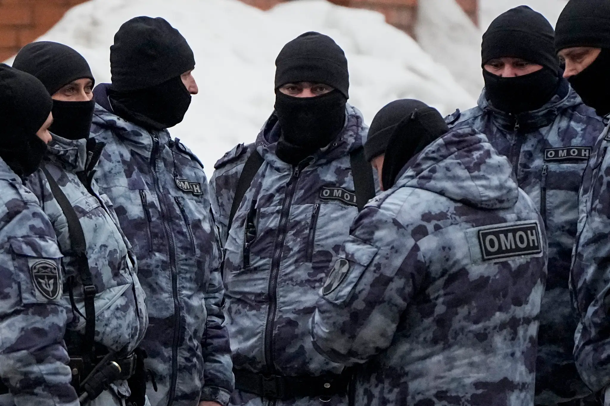 Na snímke príslušníci poriadkovej polície strážia priestor pred bohorodičným Chrámom ikony Utíš môj smútok