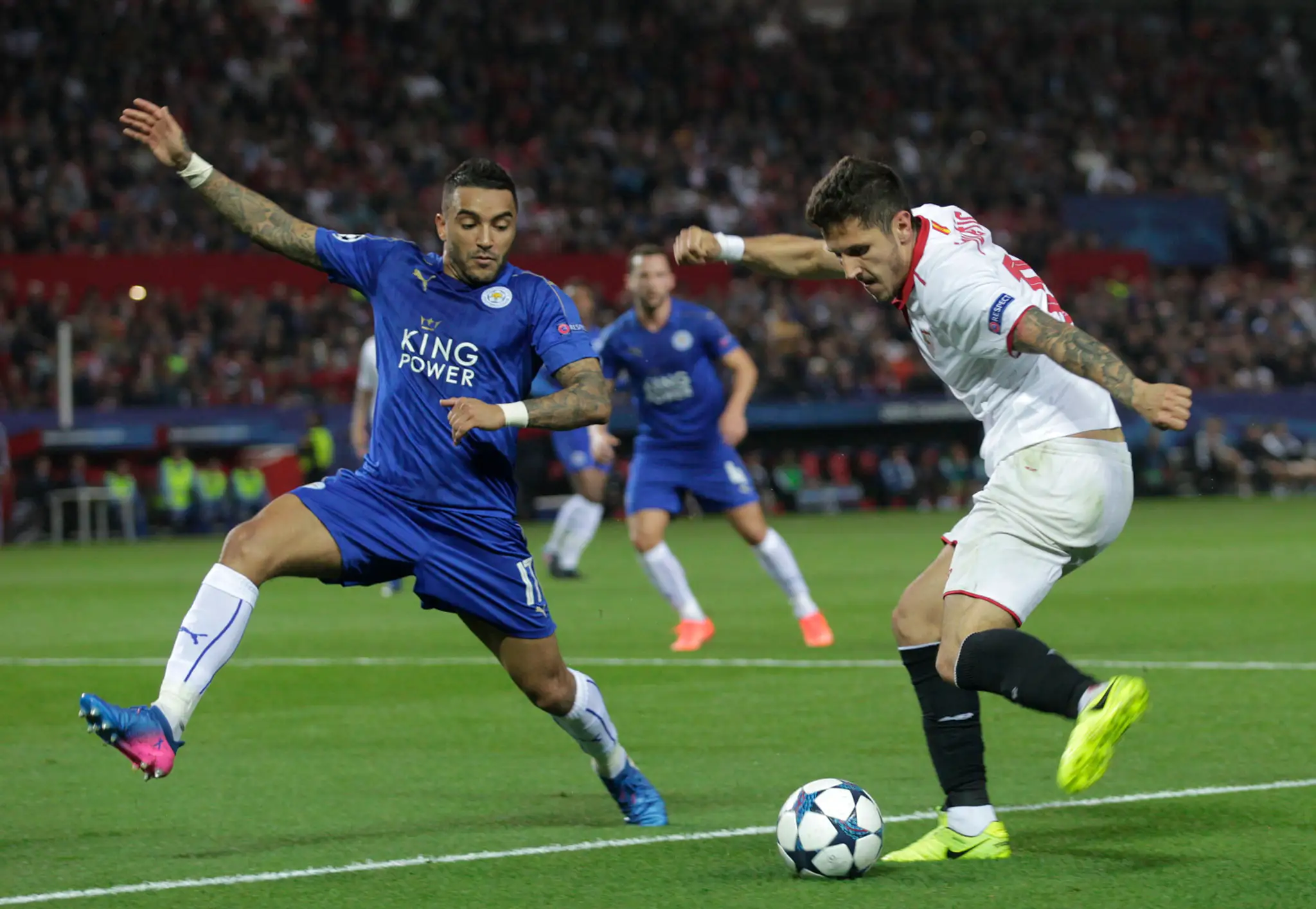 Danny Simpson (vľavo) z Leicestru sa snaží zblokovať strelu Stevana Jovetiča zo Seville v osemfinále LM.