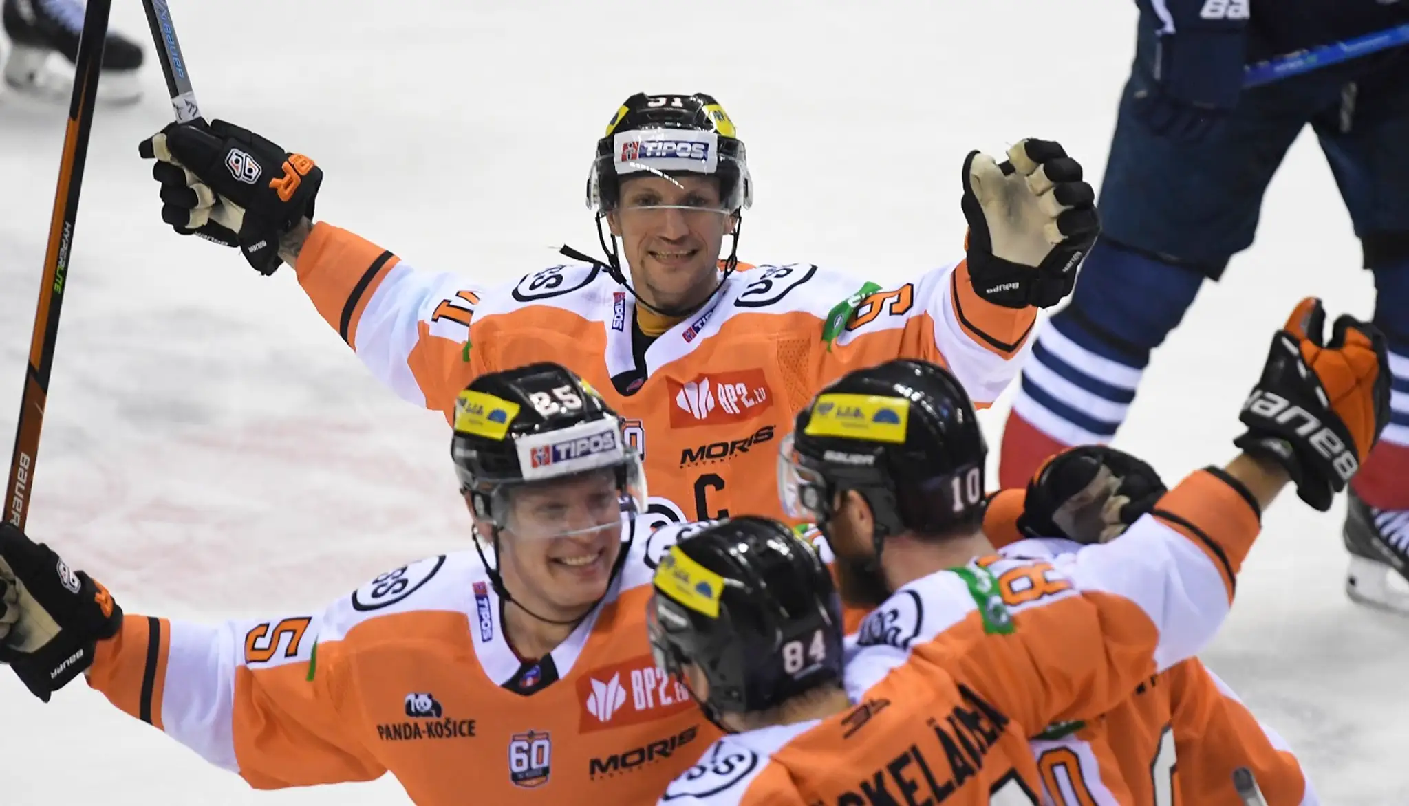 Na snímke gólová radosť hráčov Košíc v dohrávke 2. kola hokejovej Tipos extraligy HC Košice – HC Slovan Bratislava