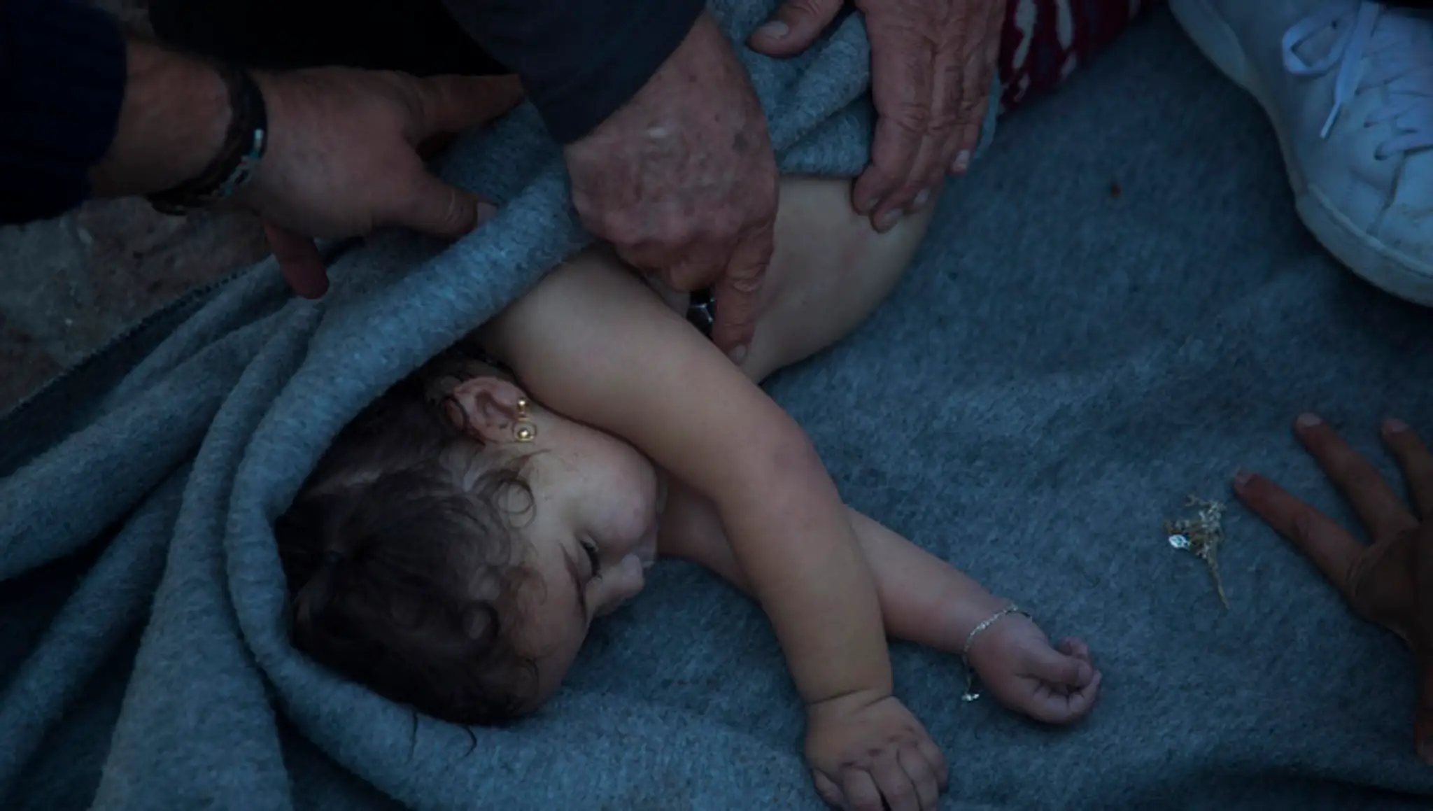 Lekári oživujú malé dievčatko, ktoré sa nachádzalo na lodi s migrantami.