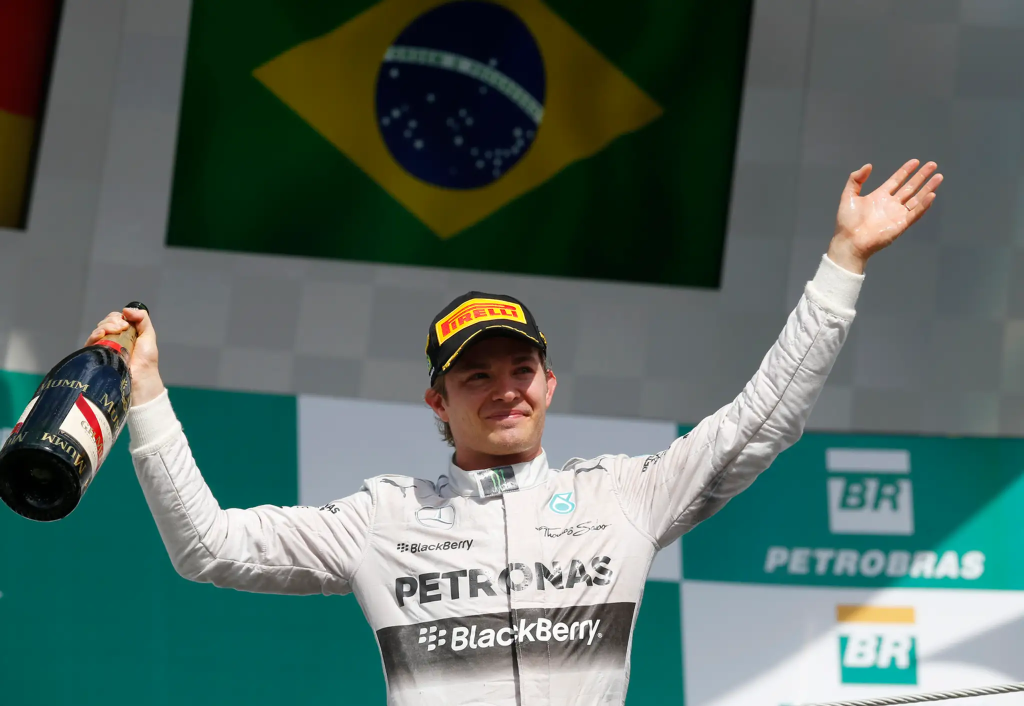 Nico Rosberg oslavuje viťazstvo vo Veľkej cene Brazílie na okruhu Interlagos.