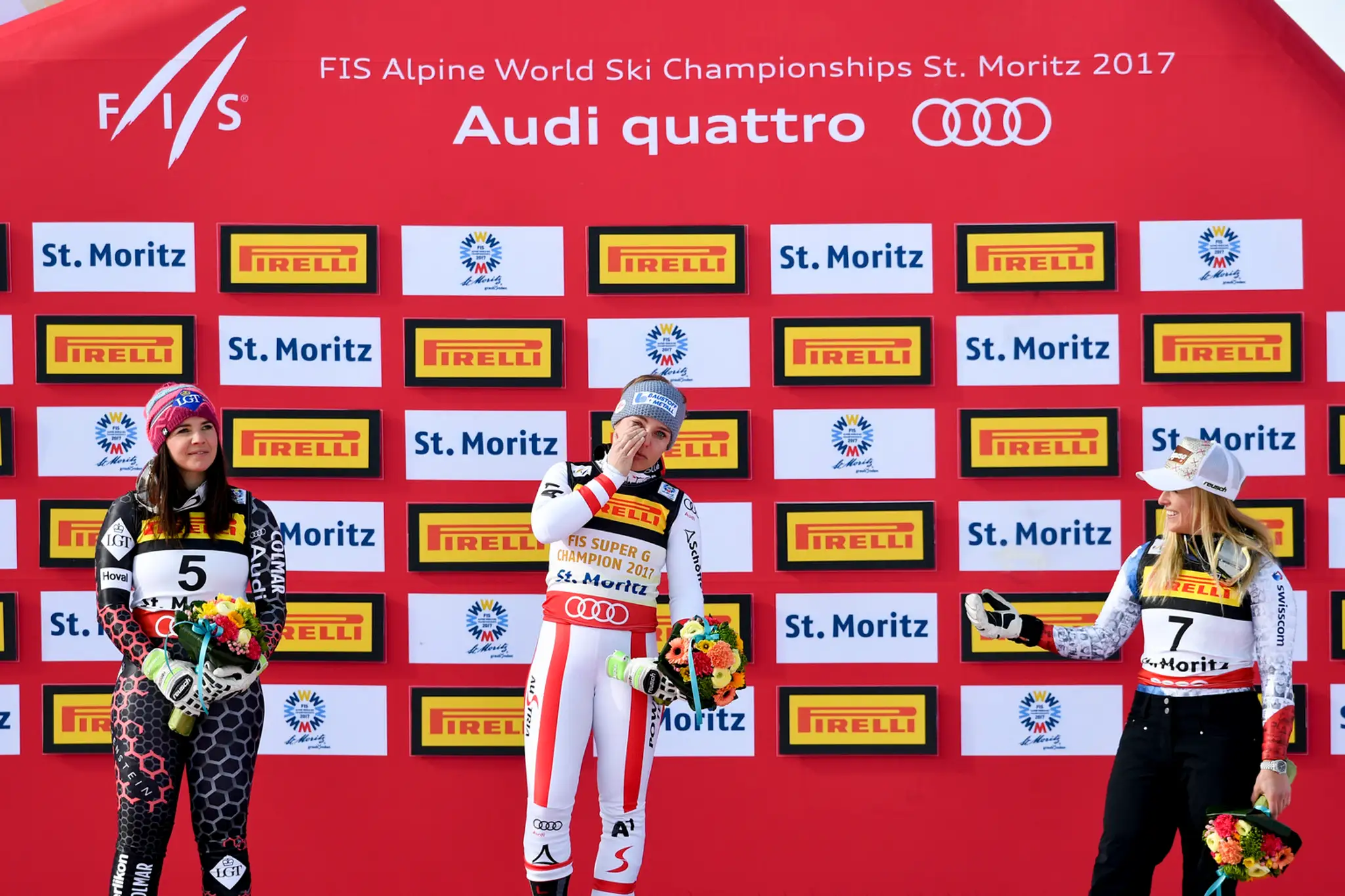 Stupne víťazov super-G na MS v St. Moritzi zľava obsadili: druhá Weiratherová, víťazka Schmidhoferová a tretia Gutová.