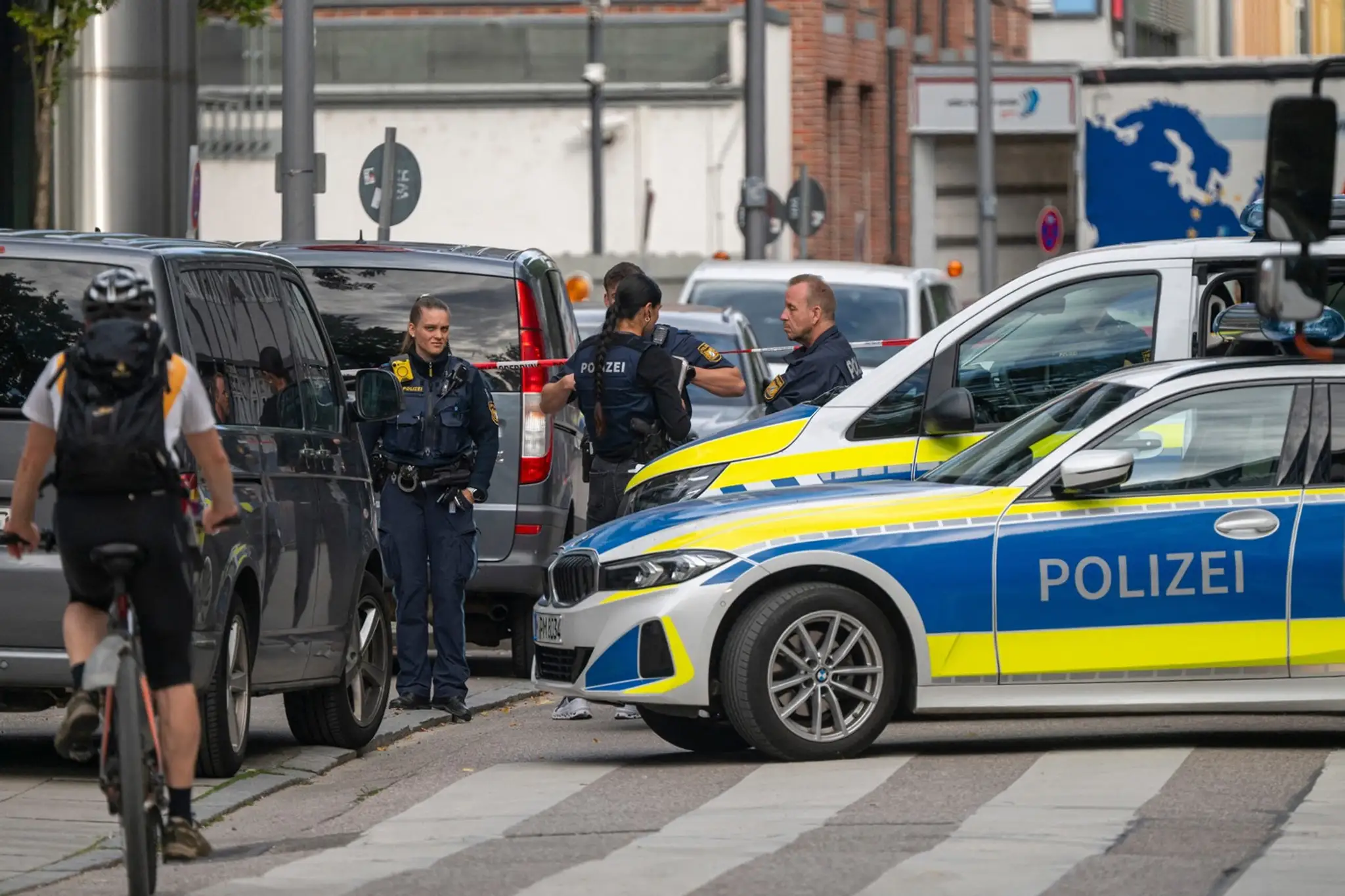 Polícia uzavrela ulicu po podpaľačskom útoku v Mníchove.