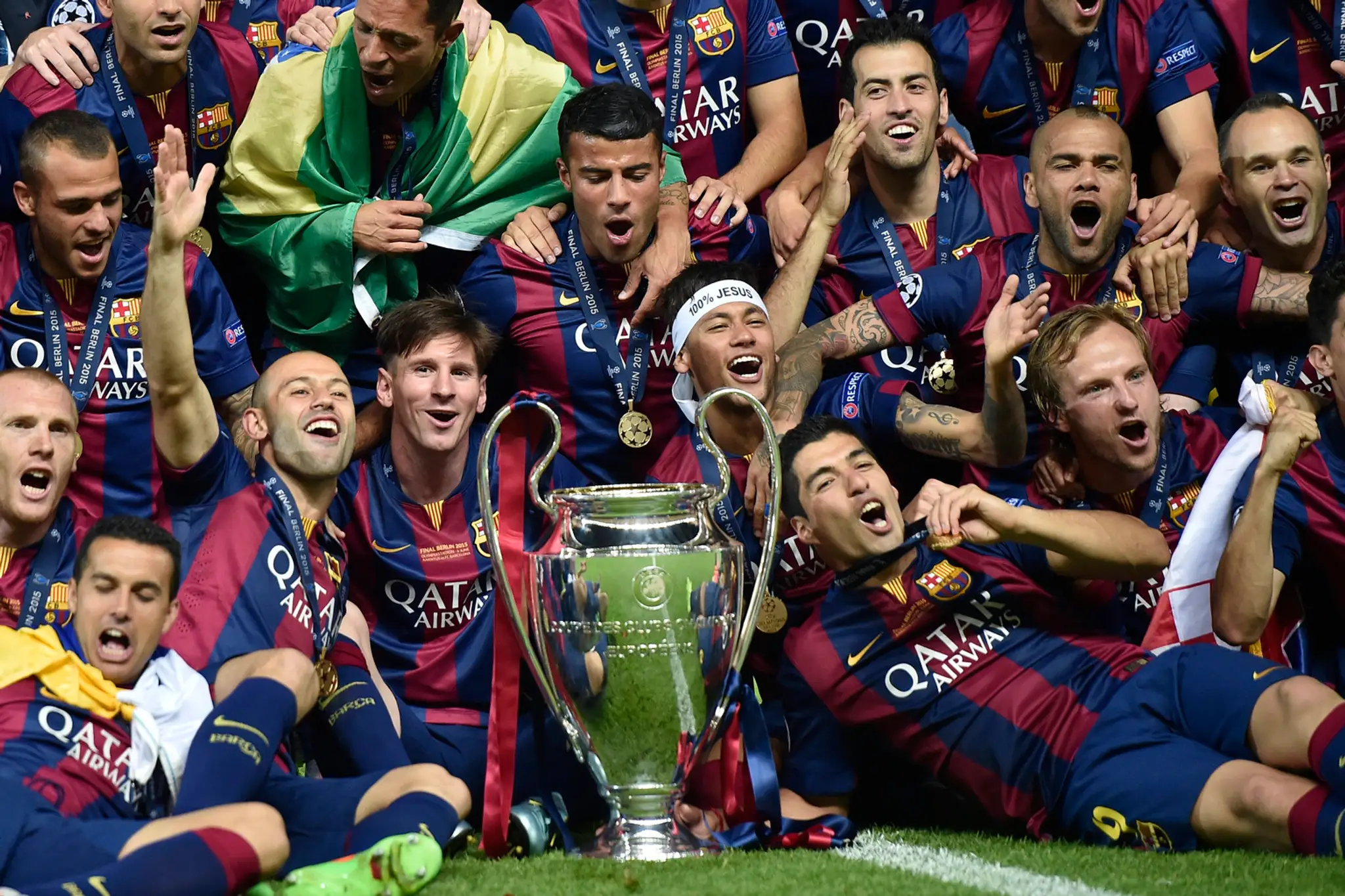 Hráči FC Barcelona oslavujú s trofejou víťazstvo vo finále LM nad Juventusom Turín 3:1
