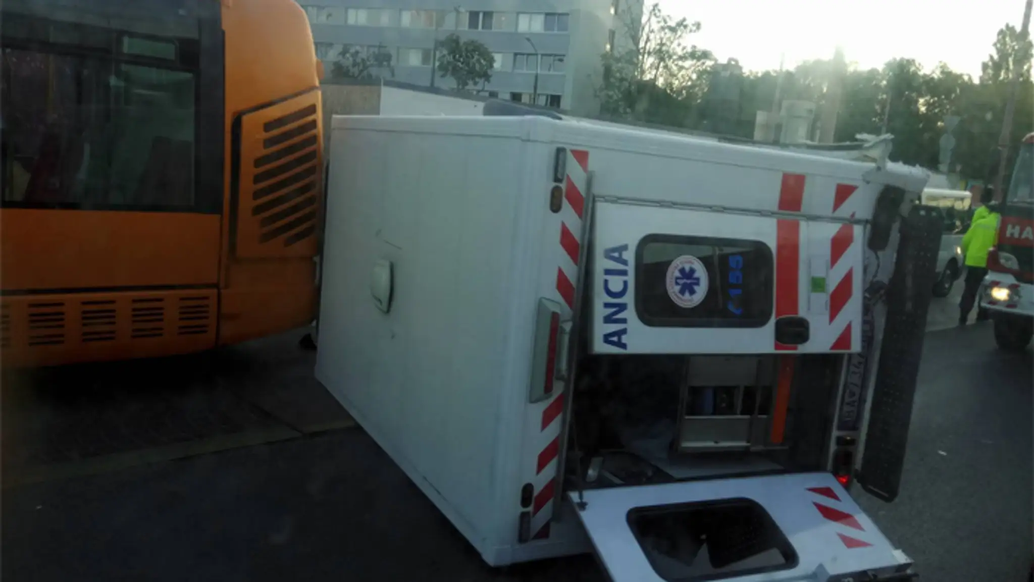 V Bratislave sa zrazil autobus so sanitkou.
