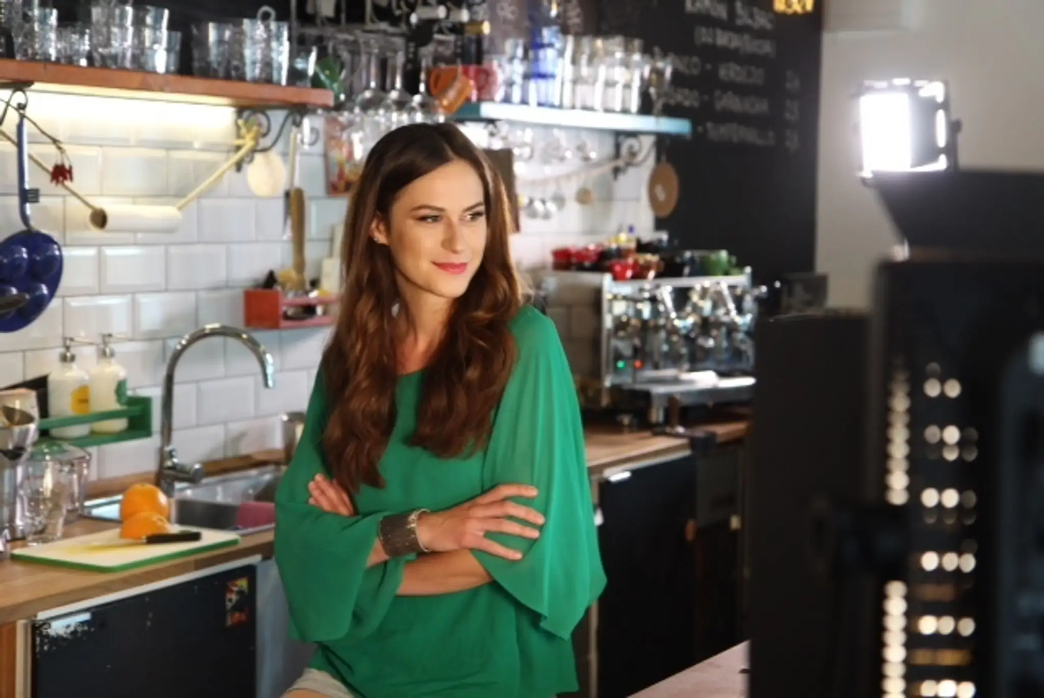 Anička Rakovská vo videoklipe ku skladbe Ešte viac