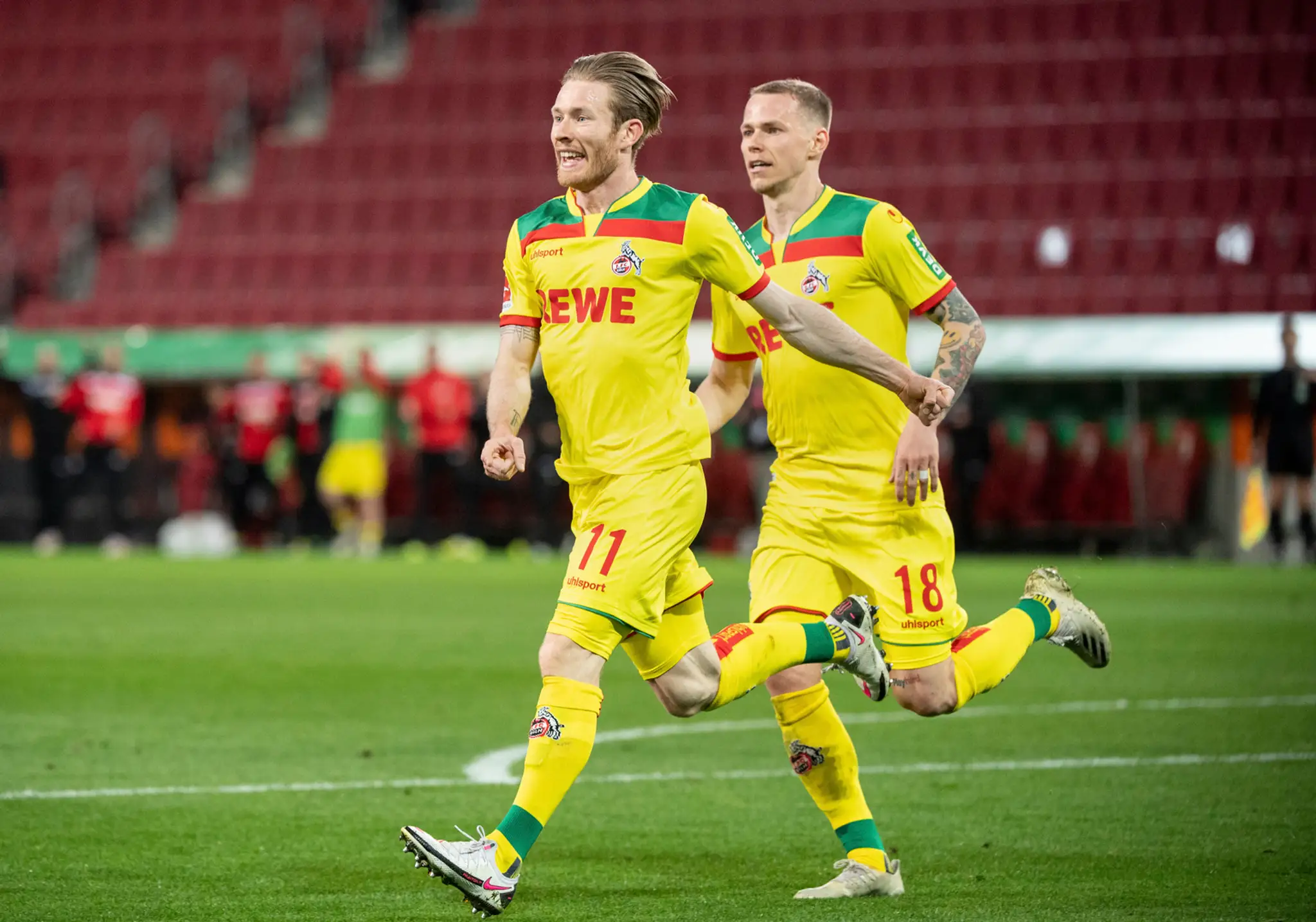 Zľava Florian Kainz a Ondrej Duda z Kolína oslavujú gól na pôde Augsburgu.