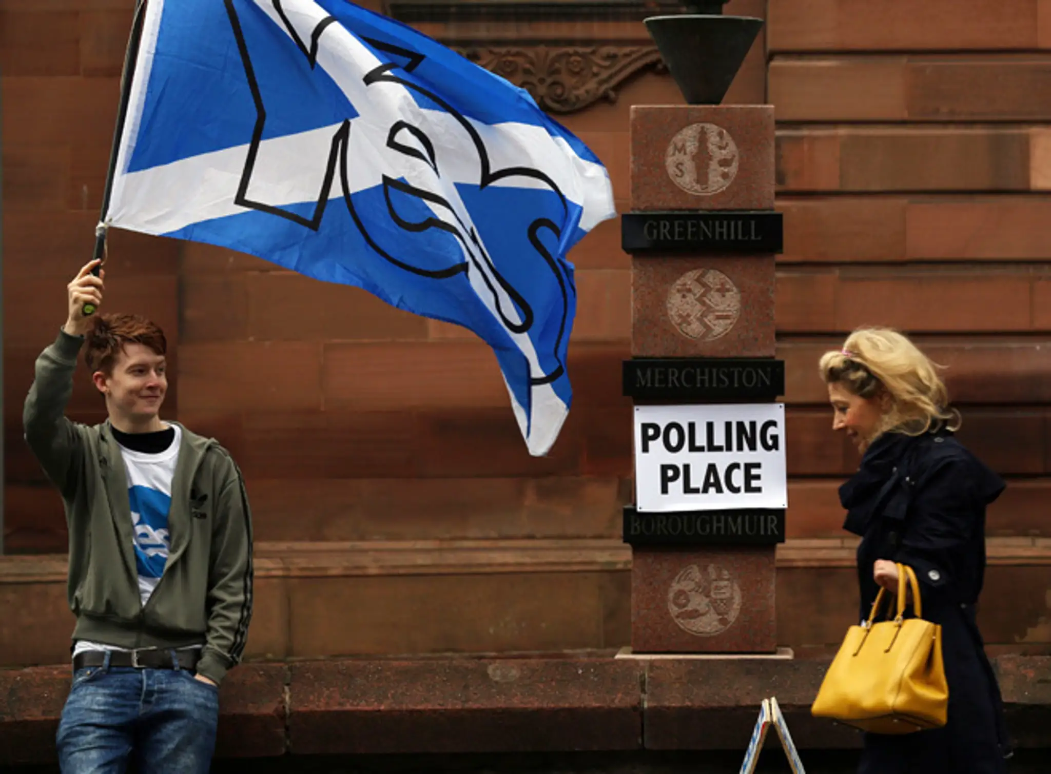 Volič máva vlajkou počas referenda o nezávislosti Škótska v Edinburghu.