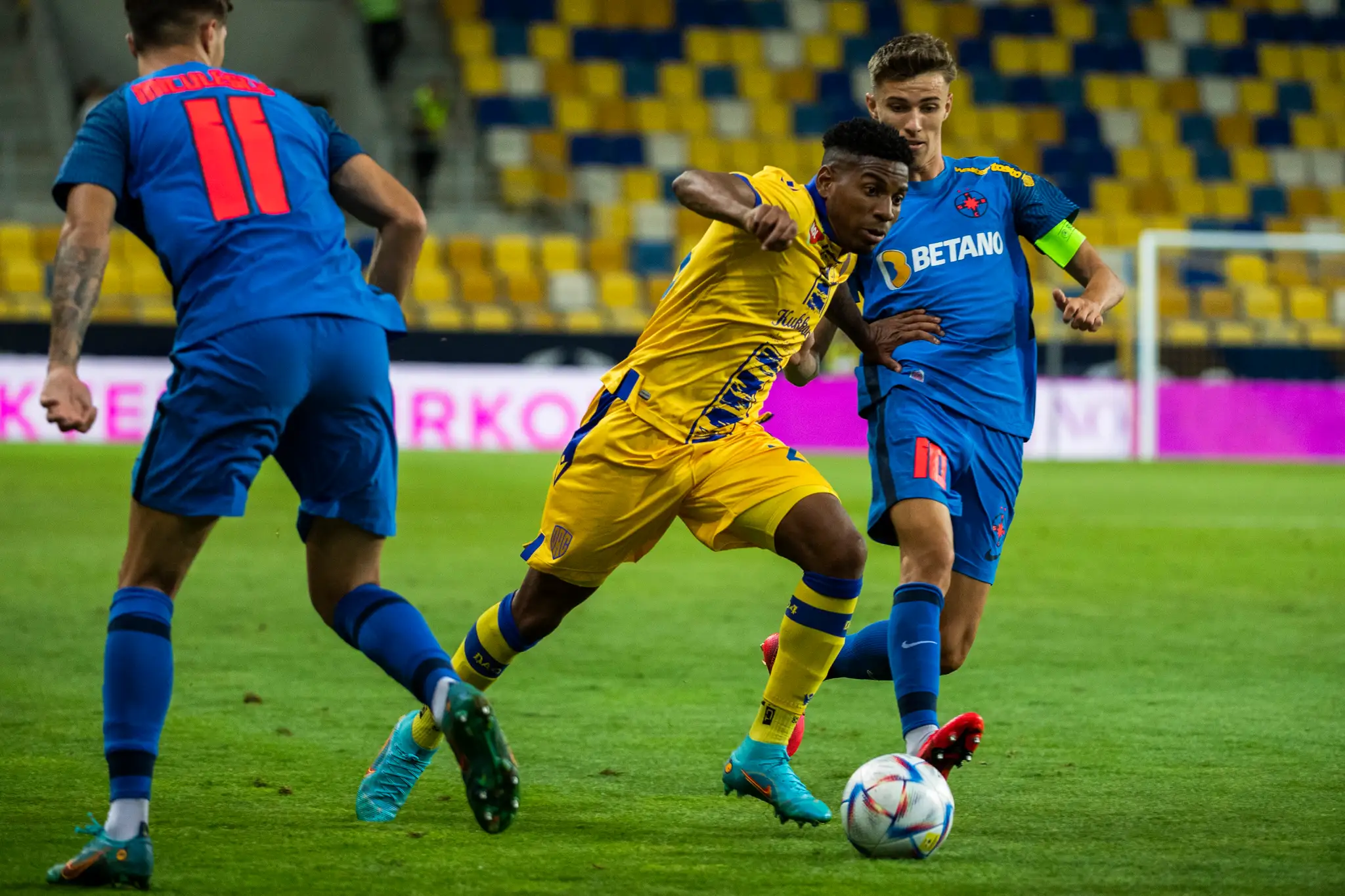 Na snímke zľava David Raul Miculescu (FCSB), Milan Dimun (Dunajská Streda) a Octavian Popescu (FCSB).