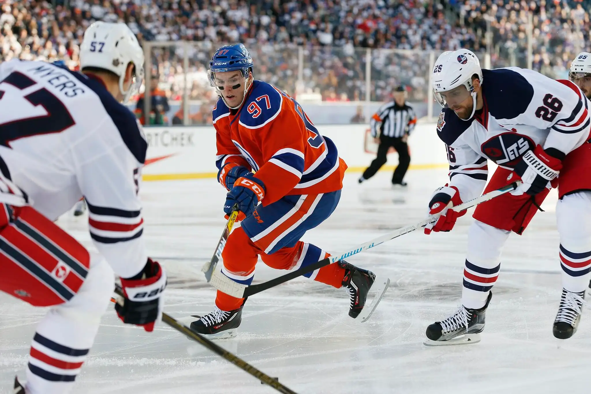 Connor McDavid (Edmonton) v zápase pod holým nebom Heritage Classic proti Winnipegu Jets.