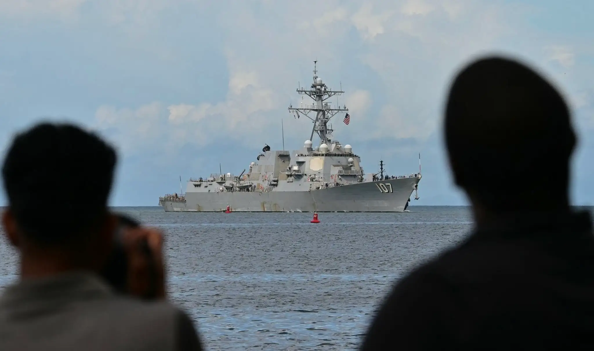 Torpédoborec USS Gravely dorazil do prístavu Port of Spain.