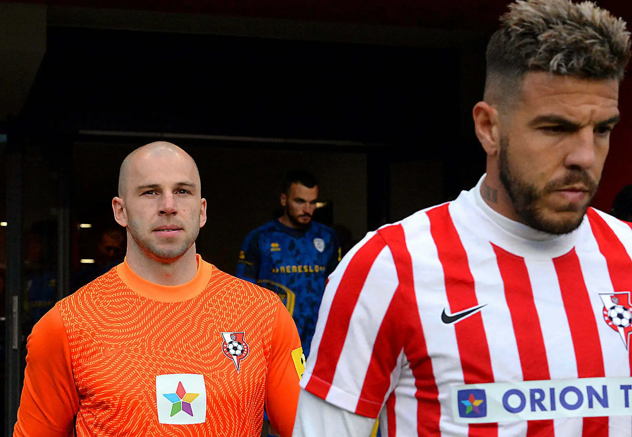 Brankár Martin Chudý (vľavo) s obrancom Robertom Diasom.