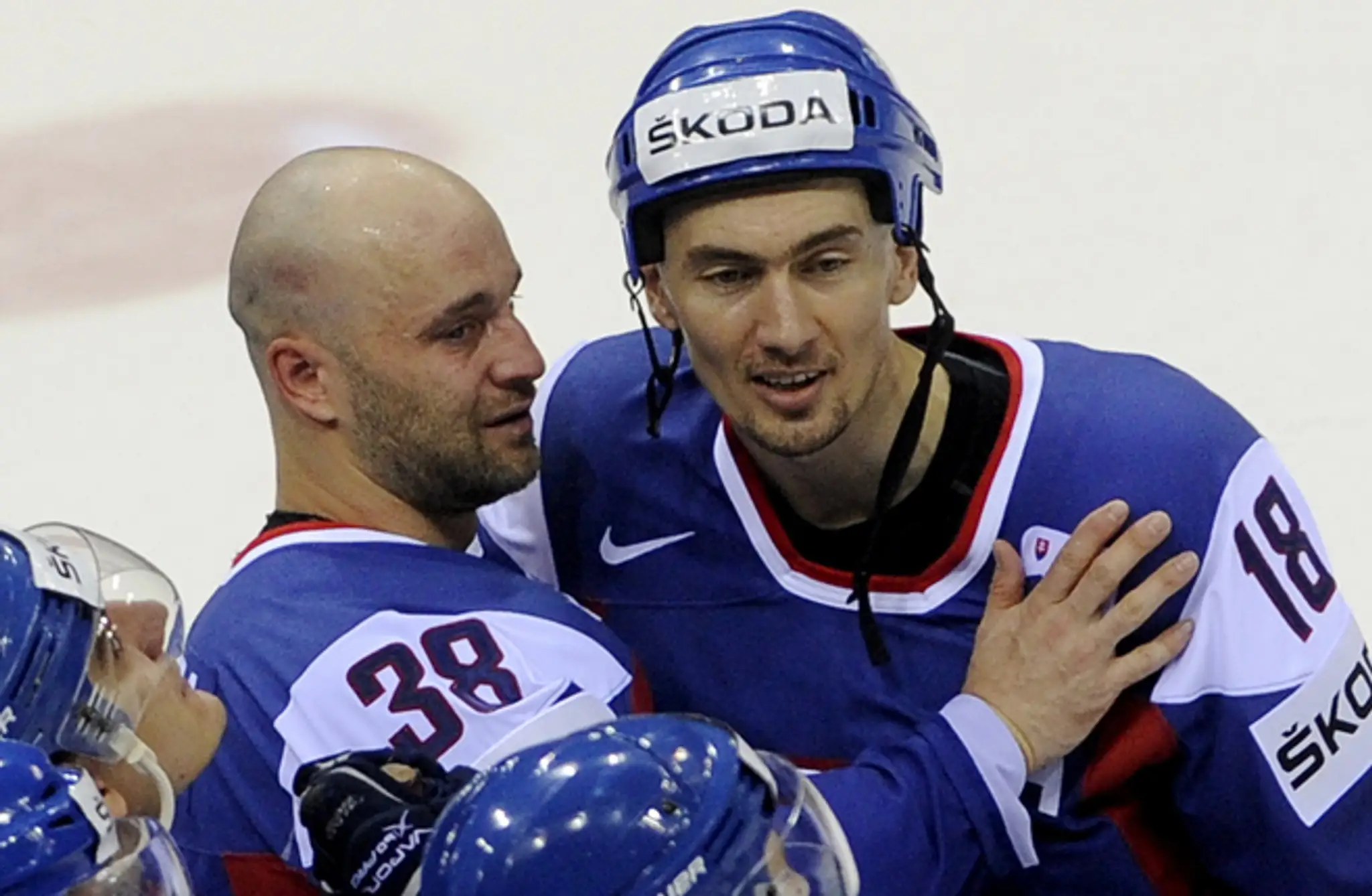 Miroslav Šatan a Pavol Demitra na snímke po zápase s Dánskom 9. mája  2011, keď ukončil reprezKariéru na MS v Bratislave.