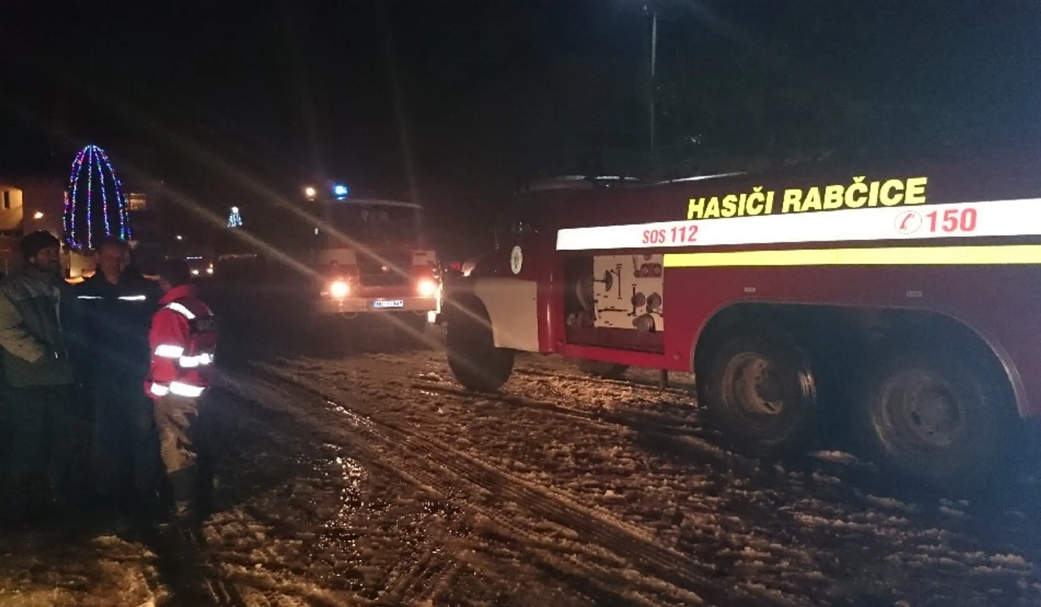 Na pomoc pri hasení požiaru v Rabči prišli aj dobrovoľníci z Rabčíc.